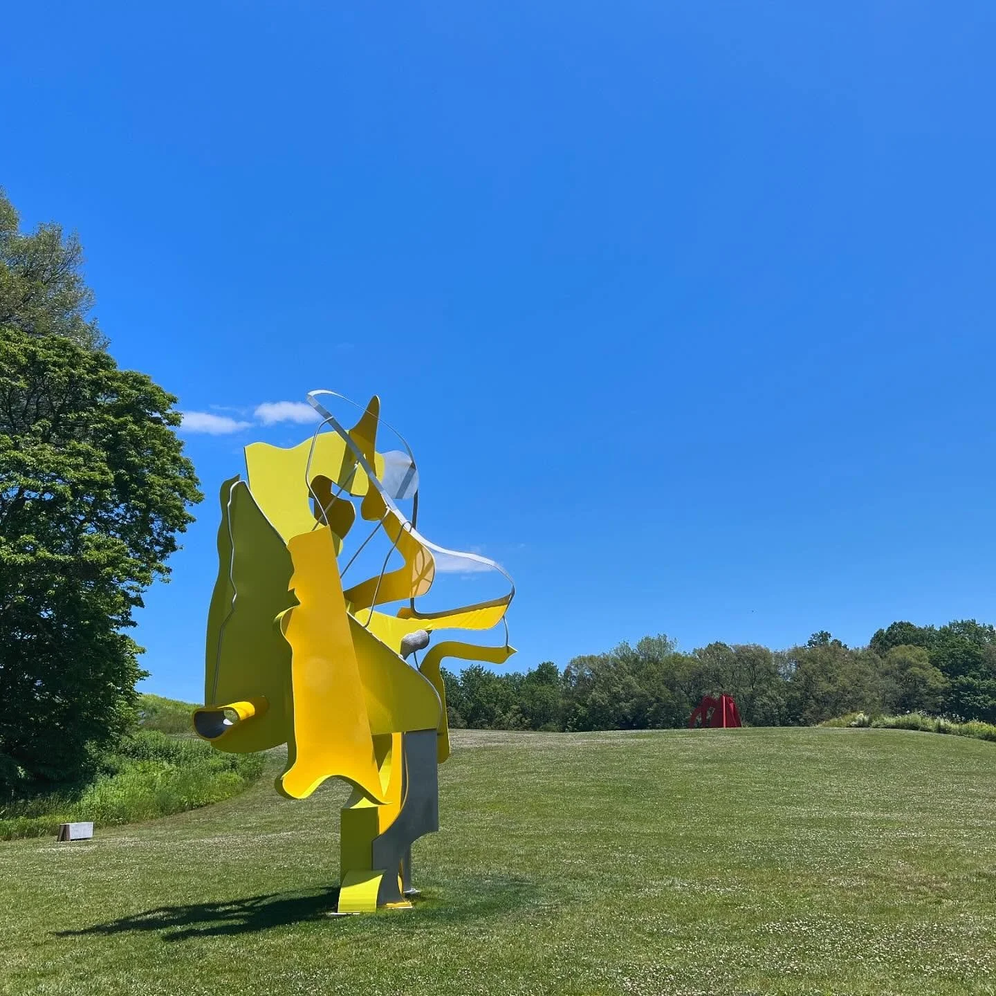 Summertime at Storm King. New work from Arlene Shechet and other artists. More in stories. 💛