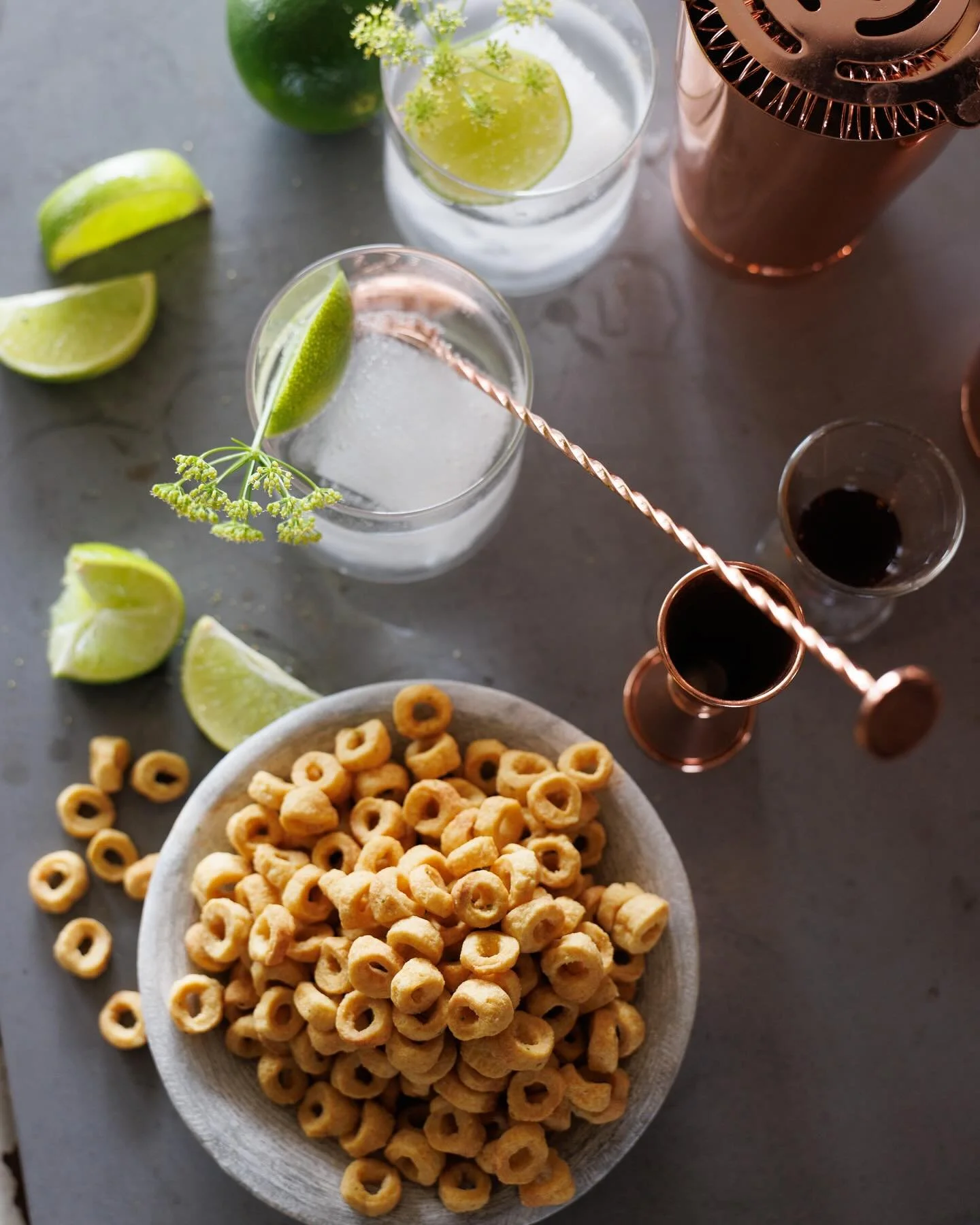 Friday night drinks are only ever complete with snacks - deliciously moreish snacks to be precise. Can I get a Yippea?! Happy weekend everyone!  #snacks #snacktime #healthysnacks #glutenfree #dairyfree #plantbasedprotein #getfarmed #fridaynightdrinks