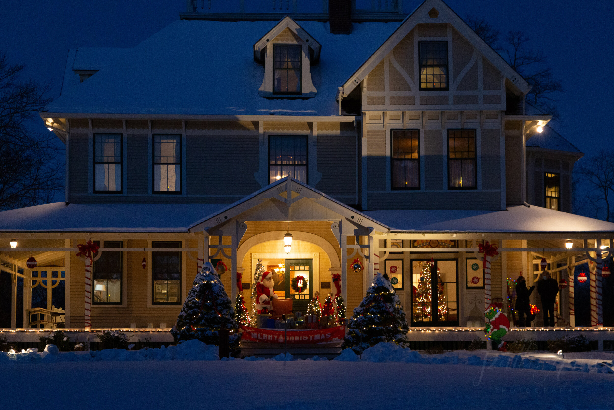 CHRISTMAS DAY AND HOLIDAY SPIRIT