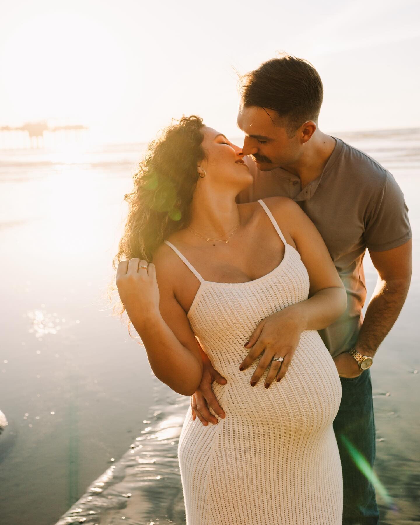 Baby on the way, ✨ and those soft, calm, romantic moments melting into one another as the waves softly crashed, is just what this mama wanted for their session. Could this backdrop be any more perfect for my wonderful clients!? SoCal winter was showi
