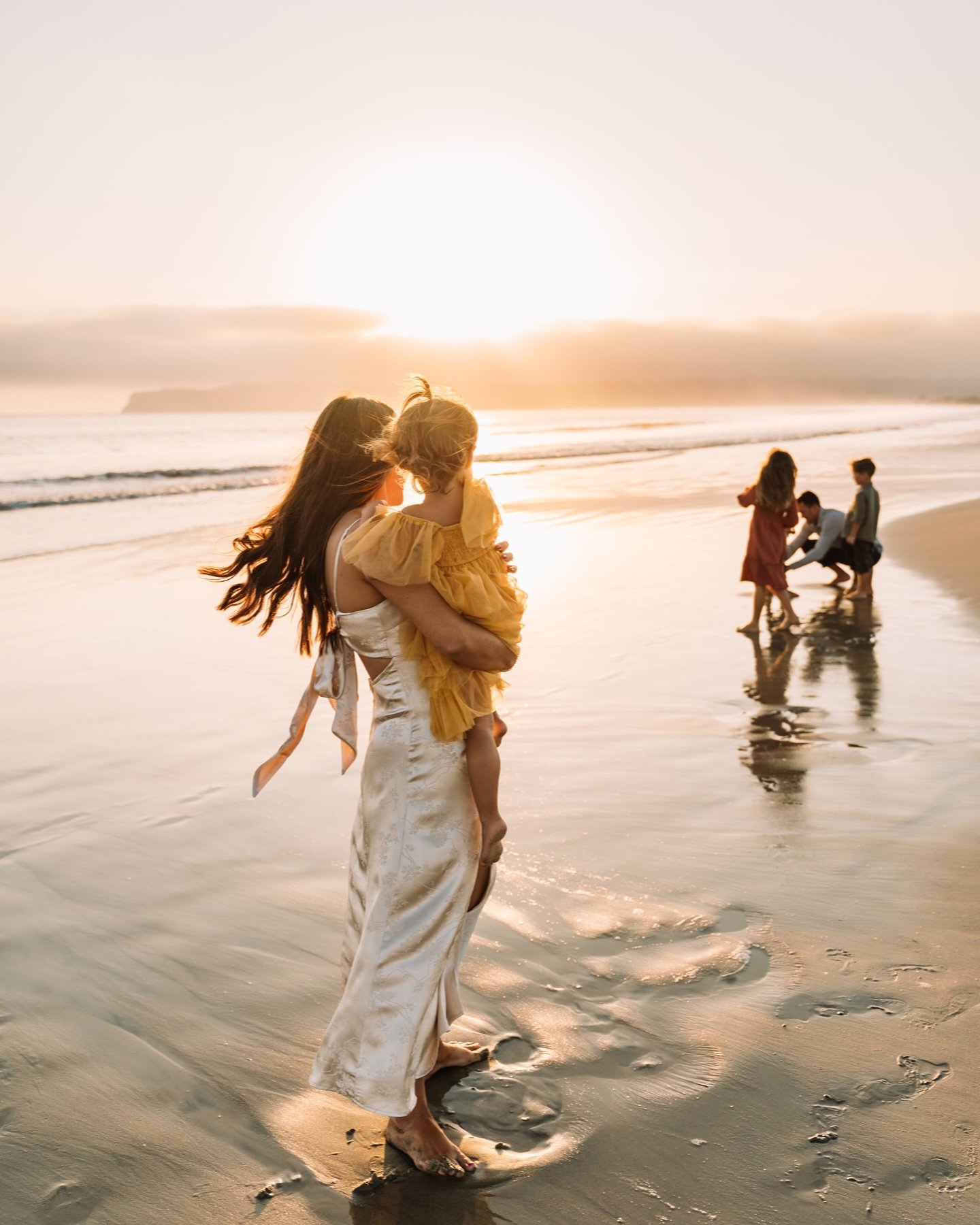 Ready for your beach photos in 2025? 📷🌅 

A reminder and place on the grid that I work with so many wonderful clients throughout the year and it&rsquo;s mostly on a beach. Not necessarily at a flightline or at a homecoming. Love working @lu_mulloy 