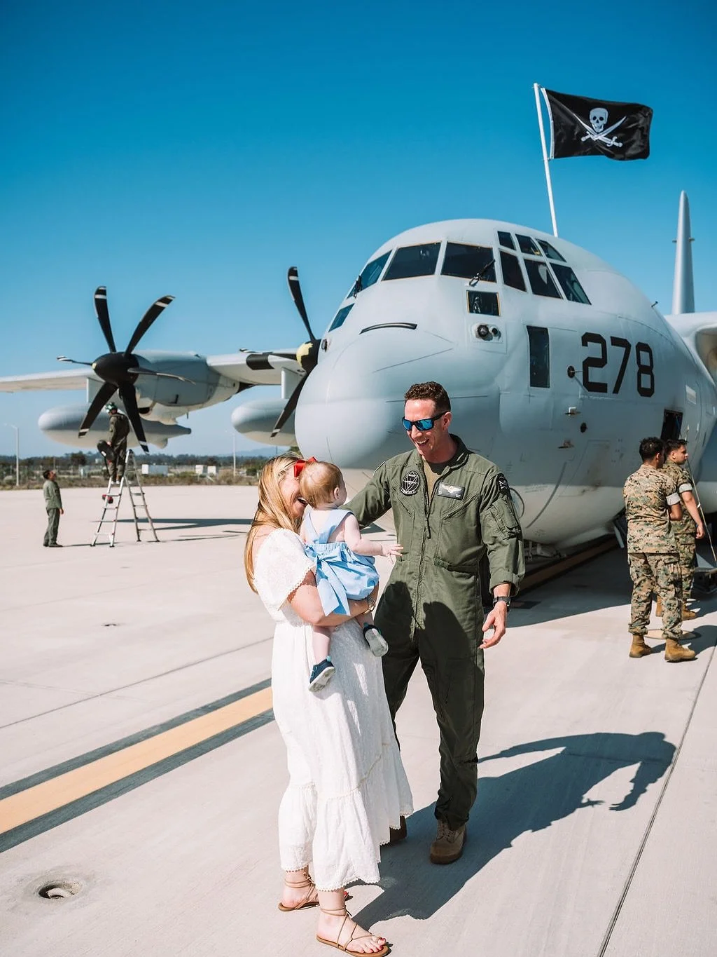 BEST feeling in the world, and you can’t tell me otherwise. ๐บ๐ธ๐บ๐ธ๐บ๐ธ Coming back HOME for these service members is a truly incredible feeling, this one is extra special for this Marine C-130 pilot Dad as he makes it back home in time to his