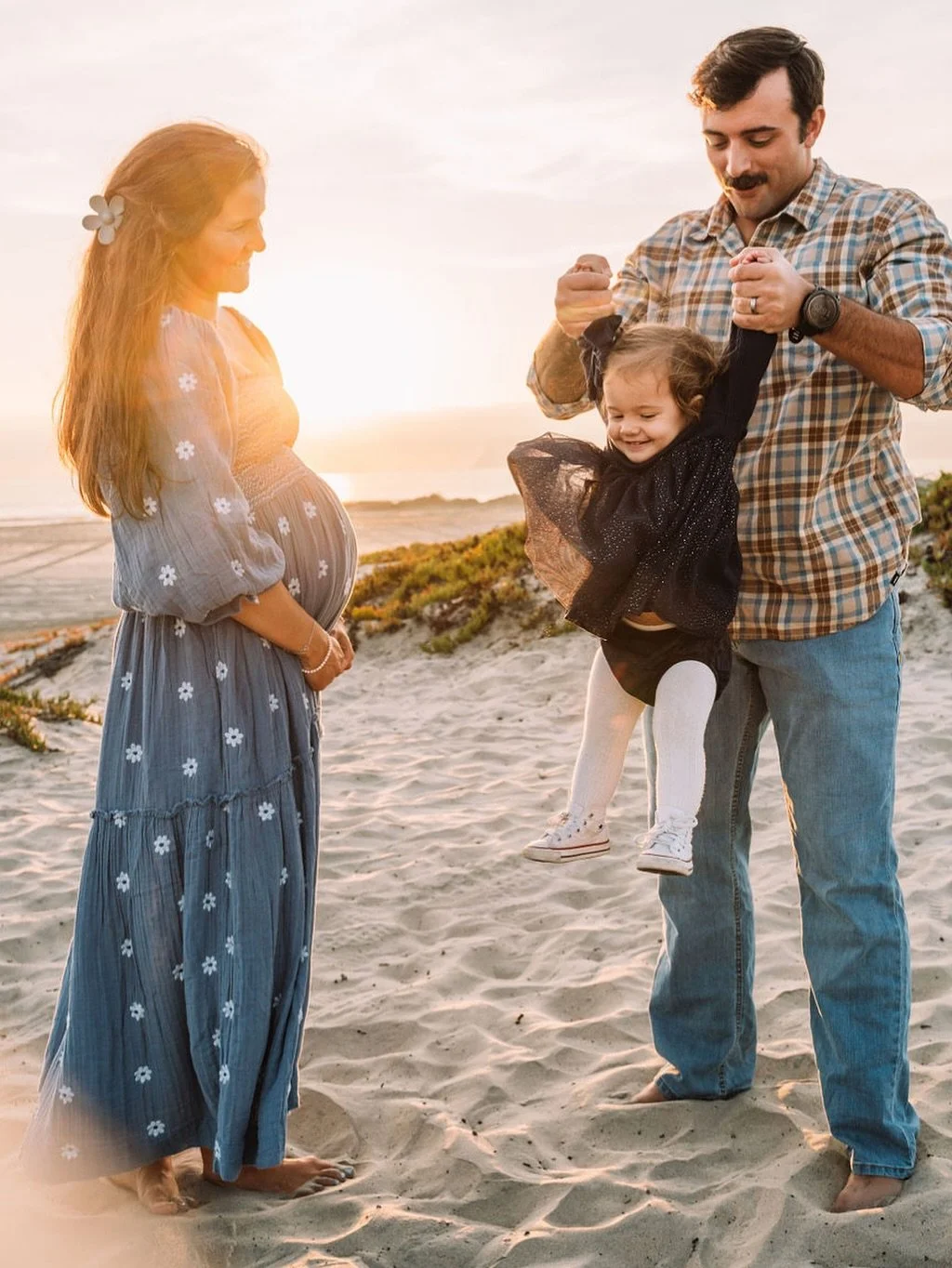 Maternity and then newborn photos. โจ From a family of 3, to a family of 4. Same beach, same dress. Just a couple of months apart. I love that she kept it simple and chic so she didn’t feel the need to wear something new and different between th