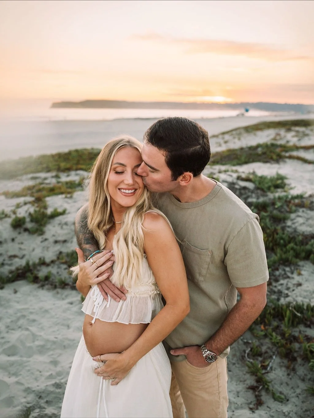A salty air golden ocean view crashing waves type of maternity session never goes out of style. ๐๐
 Where siblings are loving and excited to meet the new little one joining their sibling. What a beautiful time to capture! ๐๏ธ 
I’ll say it unti