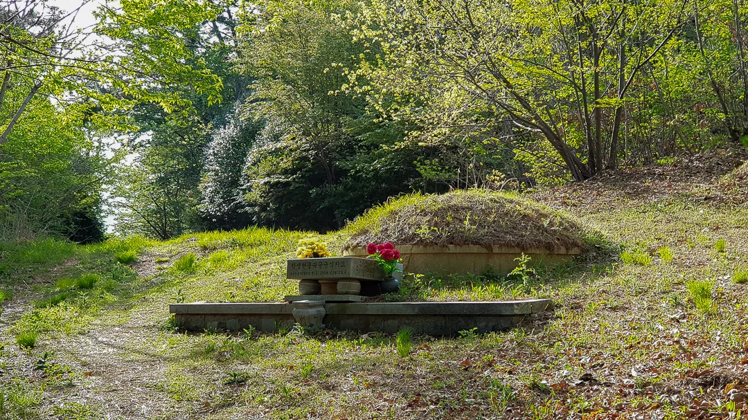 Go to the left past this burial mound.