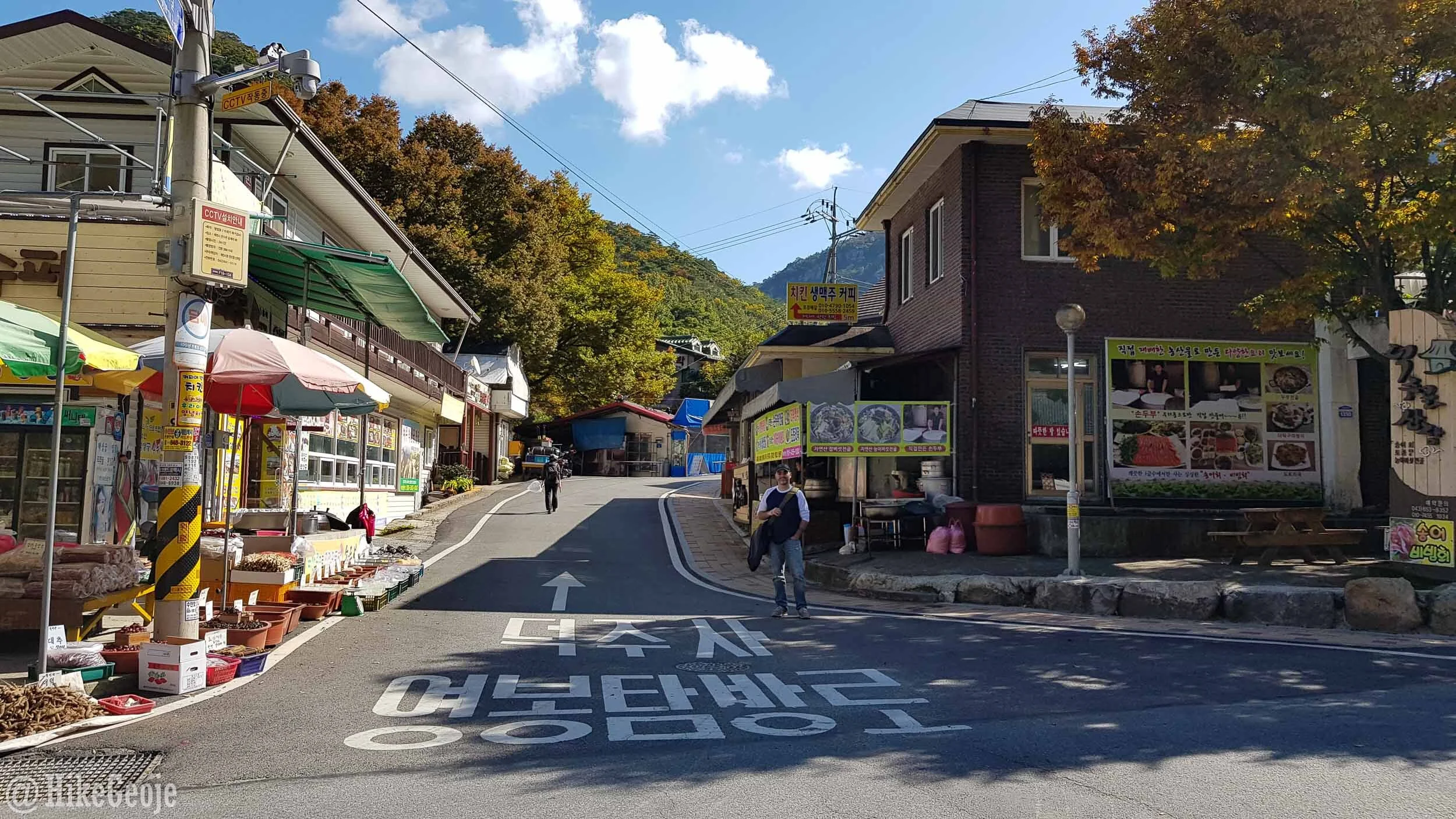 Head up this way past these restaurants.