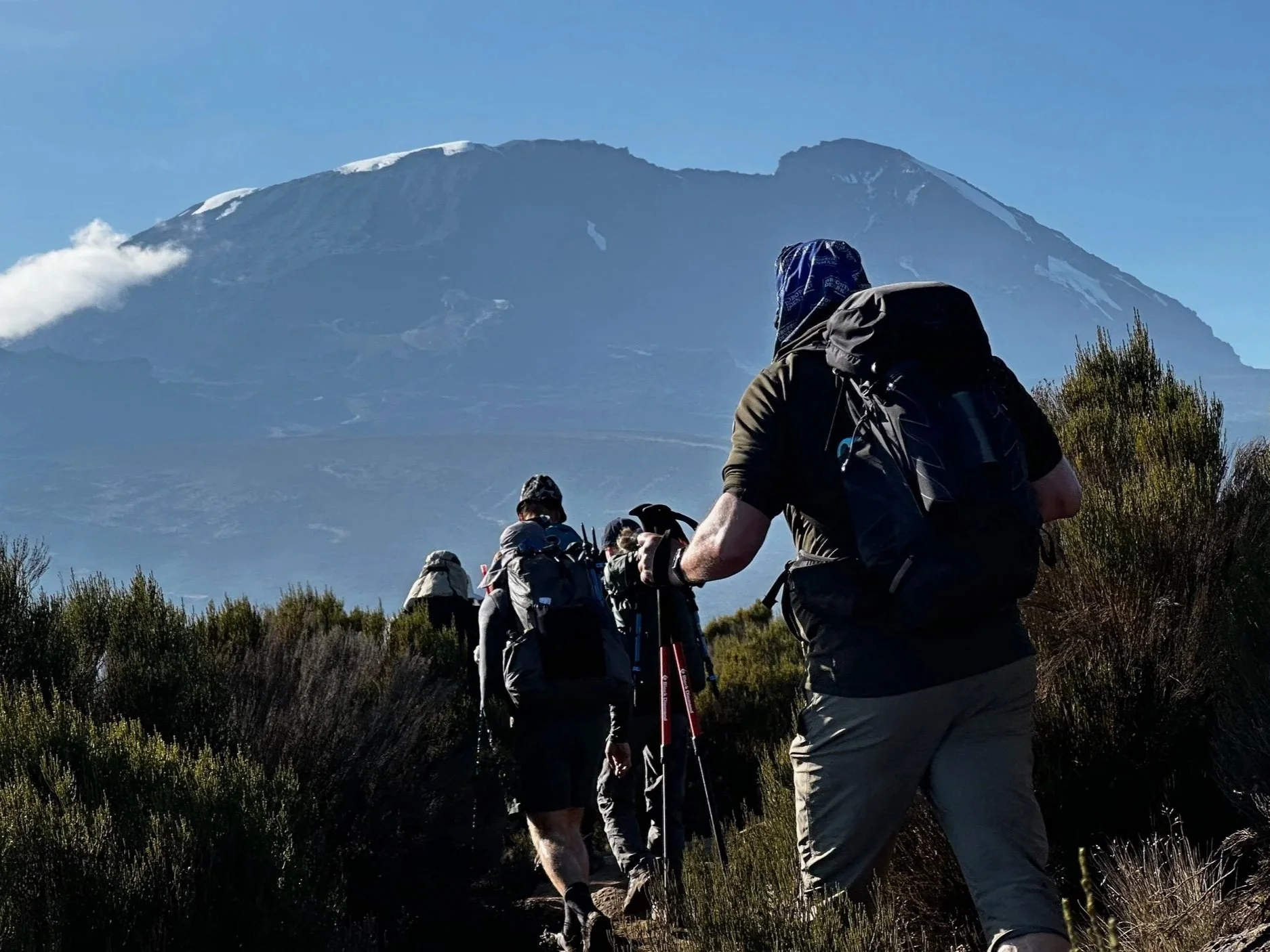 På vej mod toppen af Kilimanjaro med dansk rejseleder og coach Kim Bo Larsen