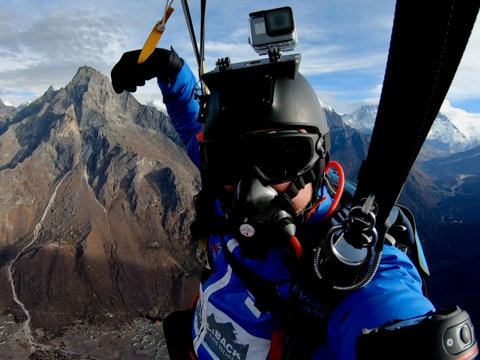 Everest Skydive, faldskærmsudspring og verdensrekord med eventyrer Kim Bo Larsen. Dansk guide, rejseleder, coach og foredragsholder.