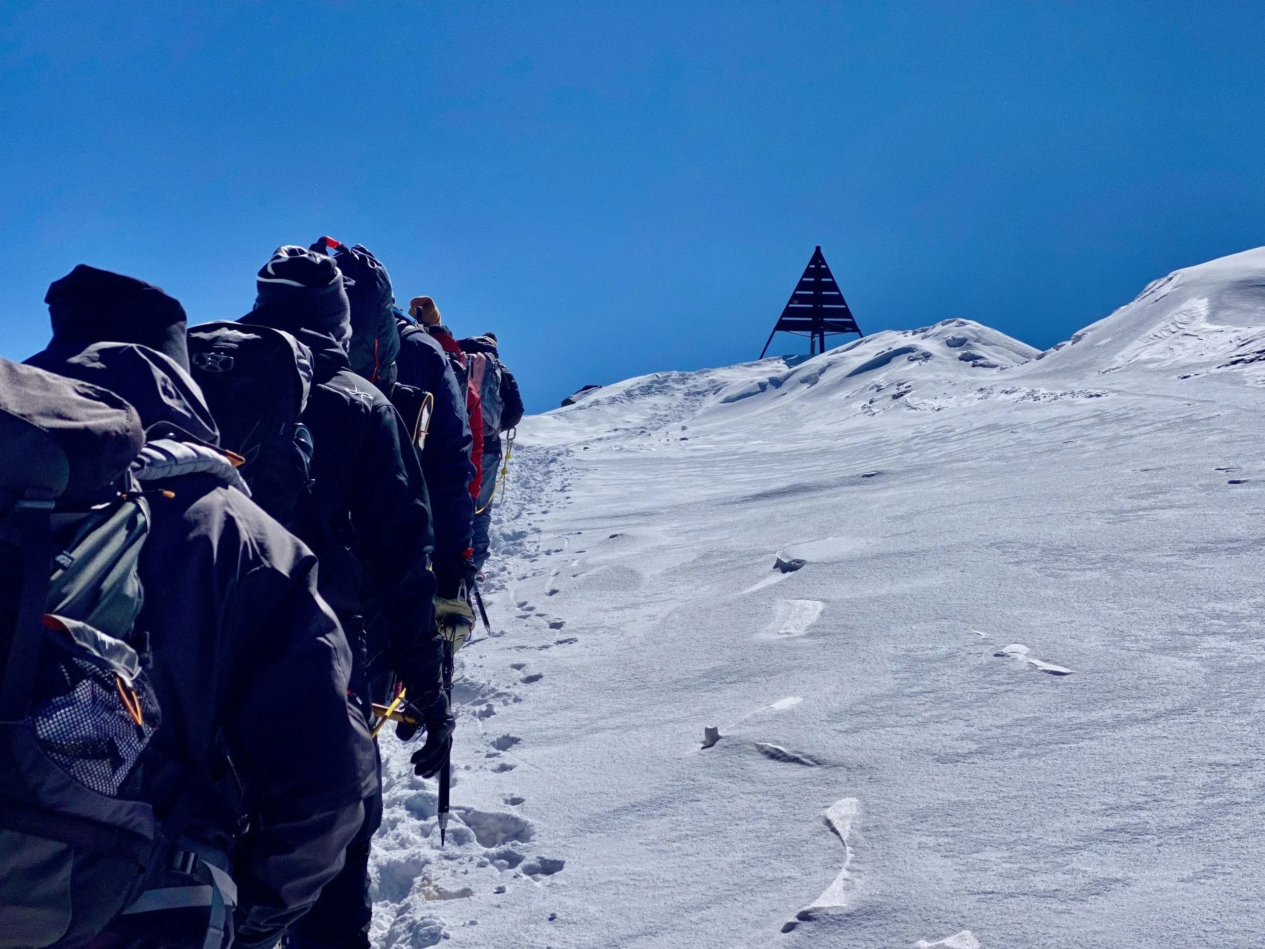 På vej mod toppen af Mount Toubkal med coach og rejseleder Kim Bo Larsen