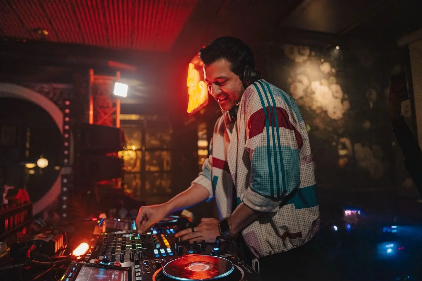 Glimpses from a previous edition of @somady2k and we&rsquo;re bringing this vibe back this Saturday Night (20 September 2025) at @one8.commune Bengaluru with loads of Y2K era music. Joining us?
.
#partywithmarty #martindsouza #y2k #y2kmusic #somad #s