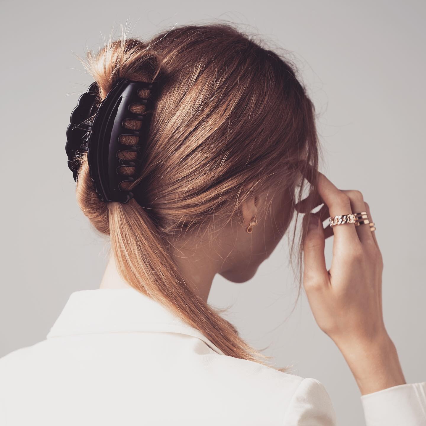 The humble hair clip is back. 
It&rsquo;s official the 90&rsquo;s trend is on the up and now #siennamiller was spotted this week at #Wimbledon 🎾 wearing her #longhair casually clipped up&hellip; it&rsquo;s bound to be a hit again. 
Who remembers thi