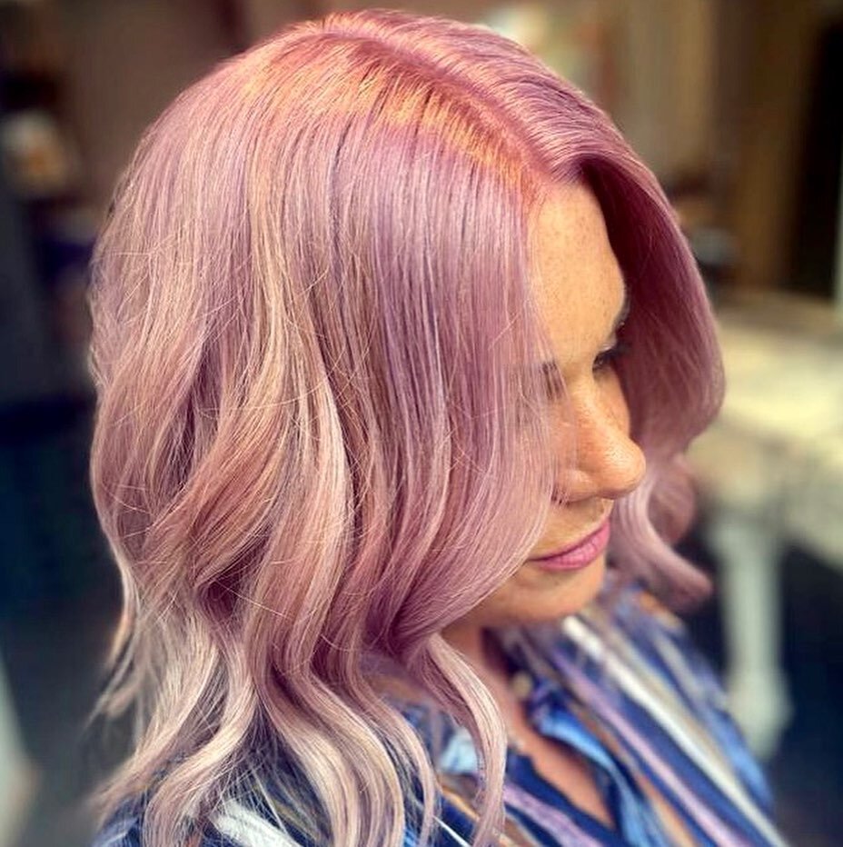 Pretty in pink!
We absolutely love this gorgeous colour by Monique 💜 
For those in the know it was a full head bleach, Toned with 
9/96 +10/6+55/65 😍
.
.
.
#pinkhair #pink #strawberryblonde #pinkhairdontcare #pinkhaircolor #mfxfactor #maximumfxbris