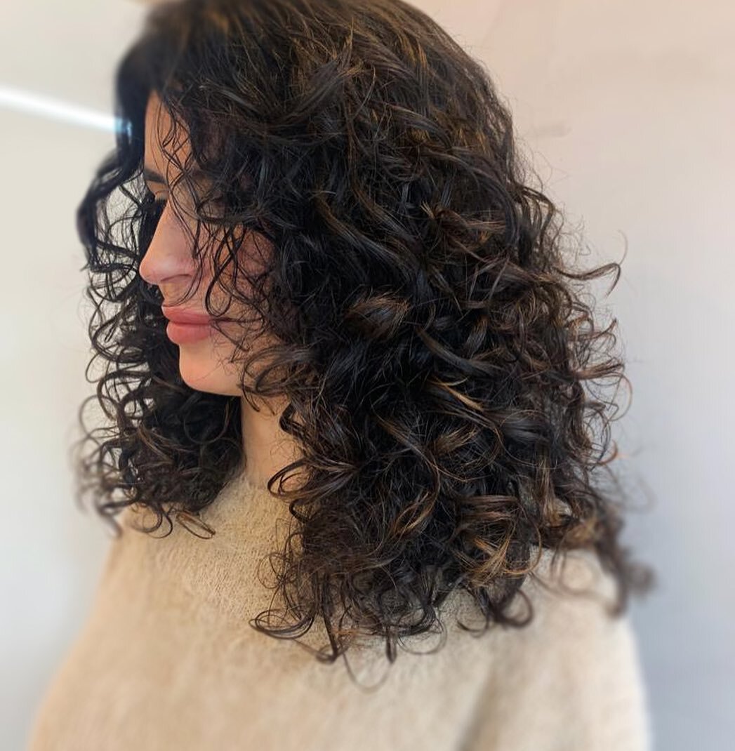 How&rsquo;s about this for a transformational before and after! 

Shaun made the most of these amazing curls by using @wellahair Luxe oil Shampoo followed by the nourishing Luxe oil treatment. Then he simply styled it and using Wella Luxe oil mixed w
