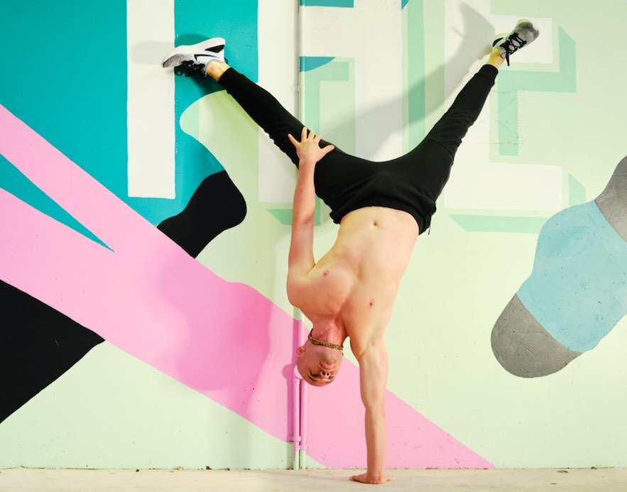 Mantra Handstand one arm_small.jpg