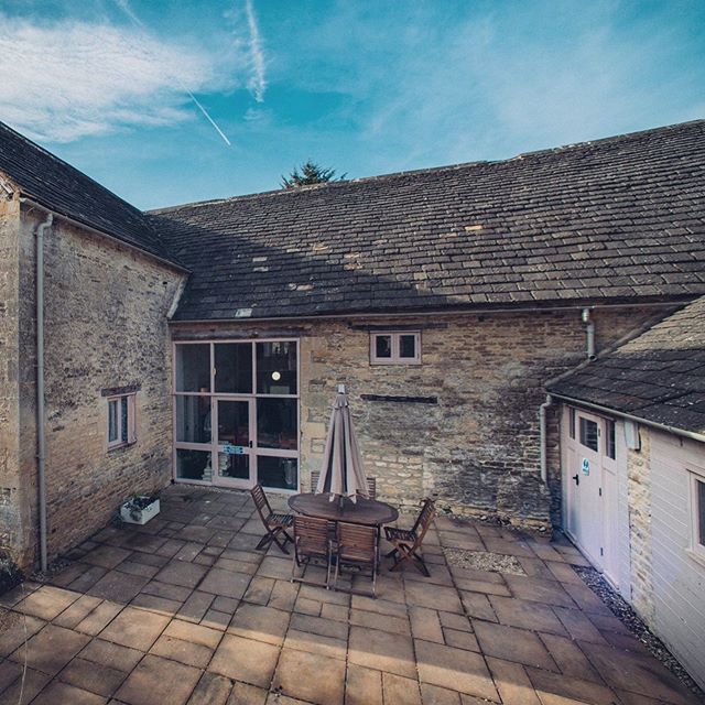 Happy Monday!

What a GLORIOUS day 😍☀️ in the Cotswolds. Have you got nice weather where you are?

The Greyhound Barn outside space is a sun trap is perfect for those summer evening BBQ&rsquo;s 🍽🍗🥗with Friends or Family

We are pretty booked up n