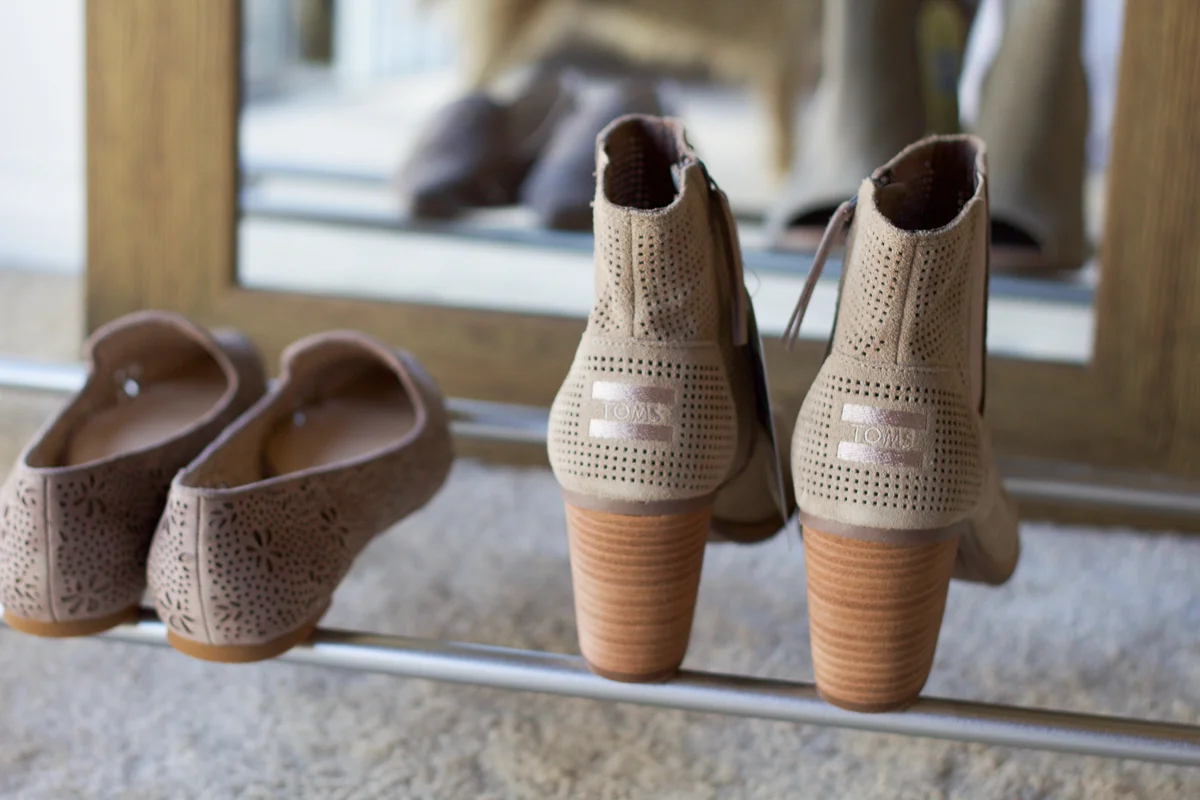 fall peep toe booties, peep toe booties, ankle boots, booties, toms booties, perforated flats, pointed flats, grey flats, grey ankle boots, vince camuto flats