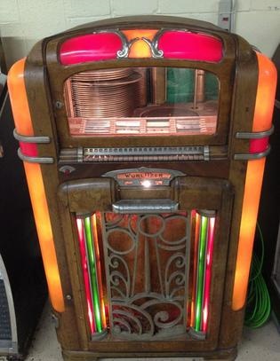 1940's Wurlitzer Juke Box..jpg