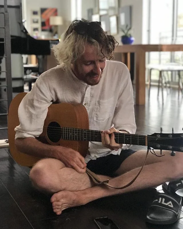 Sharing a new tune with my former &lsquo;advanced harmony&rsquo; teacher Lynn at her beautiful Venice home. ❤️ (Only now I realize that the song I played has just three chords 😂😂)