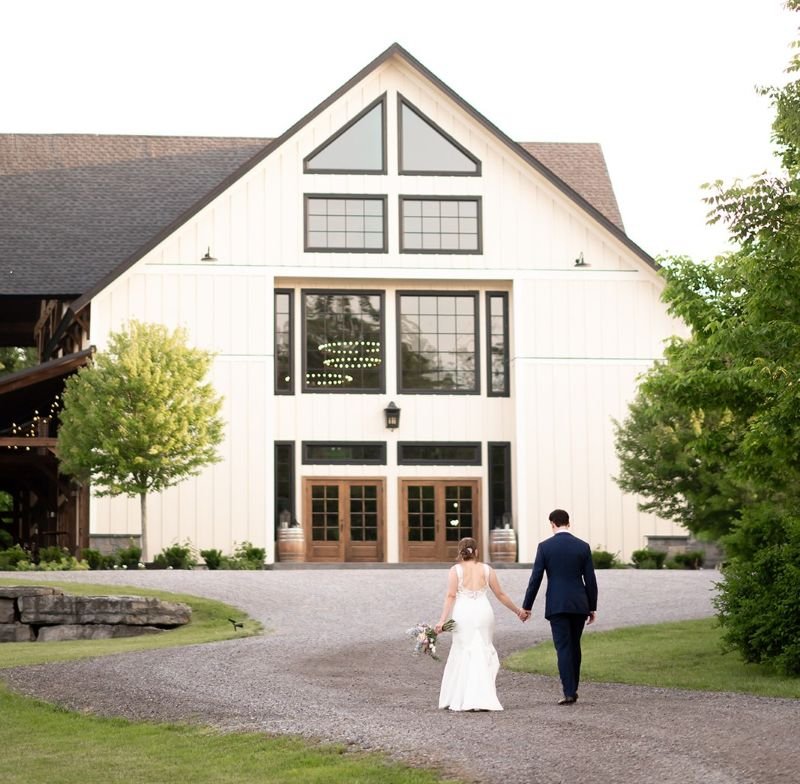 Stunning indoor/outdoor wedding venue in Buffalo NY for stress-free wedding