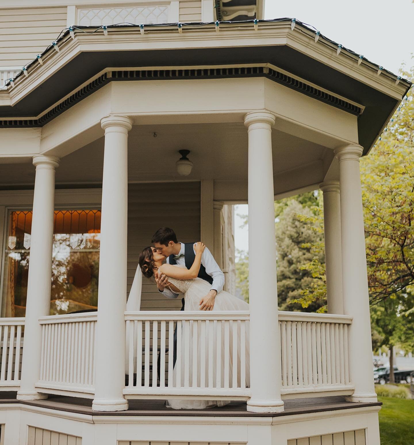 The perfect kiss! 

We offer all inclusive wedding packages, including day of planning, set up, floral, and more! Our couples can enjoy every moment&hellip; every kiss, every time. 

📷 @photosbydiandra 

 &bull; &bull; &bull; &bull; &bull; &bull; &b