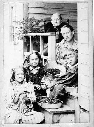 3 generations of the nutting family 1897.jpg