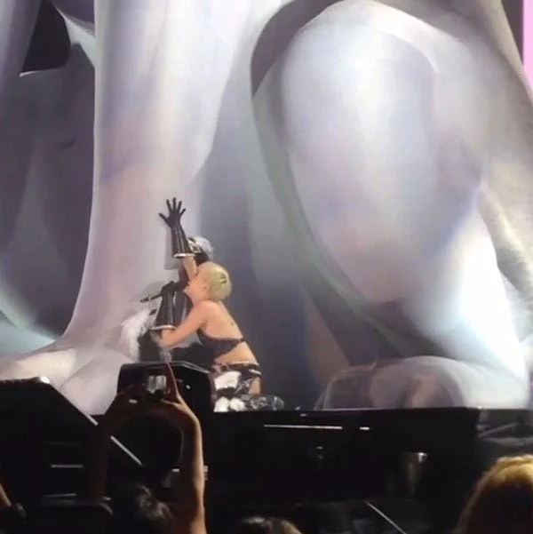 miley-cyrus-bangerz-tour-inflatable-dog-floyd-ftr.jpg