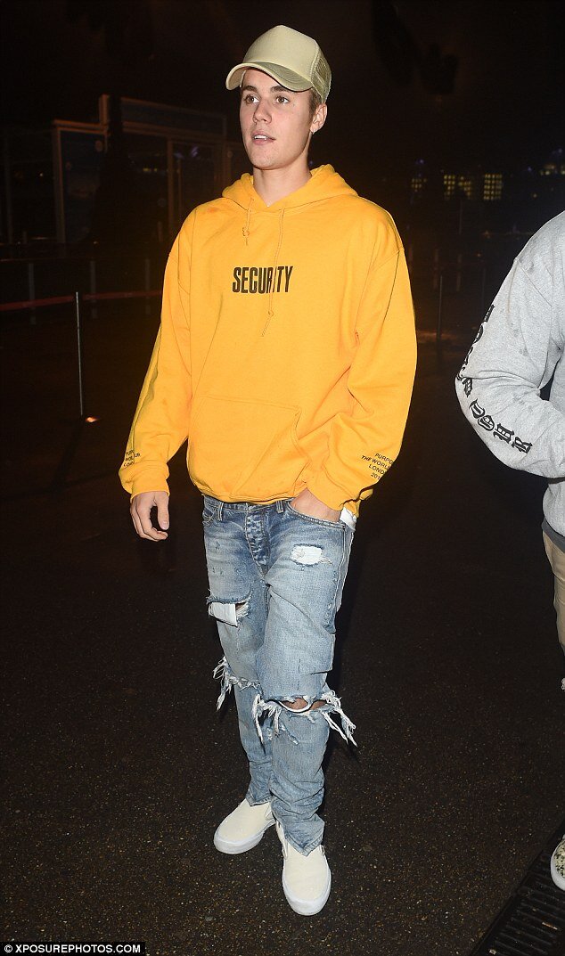 39579A8400000578-3835608-Out_and_about_Justin_Bieber_22_wore_a_security_sweatshirt_made_f-m-90_1476331941790.jpg