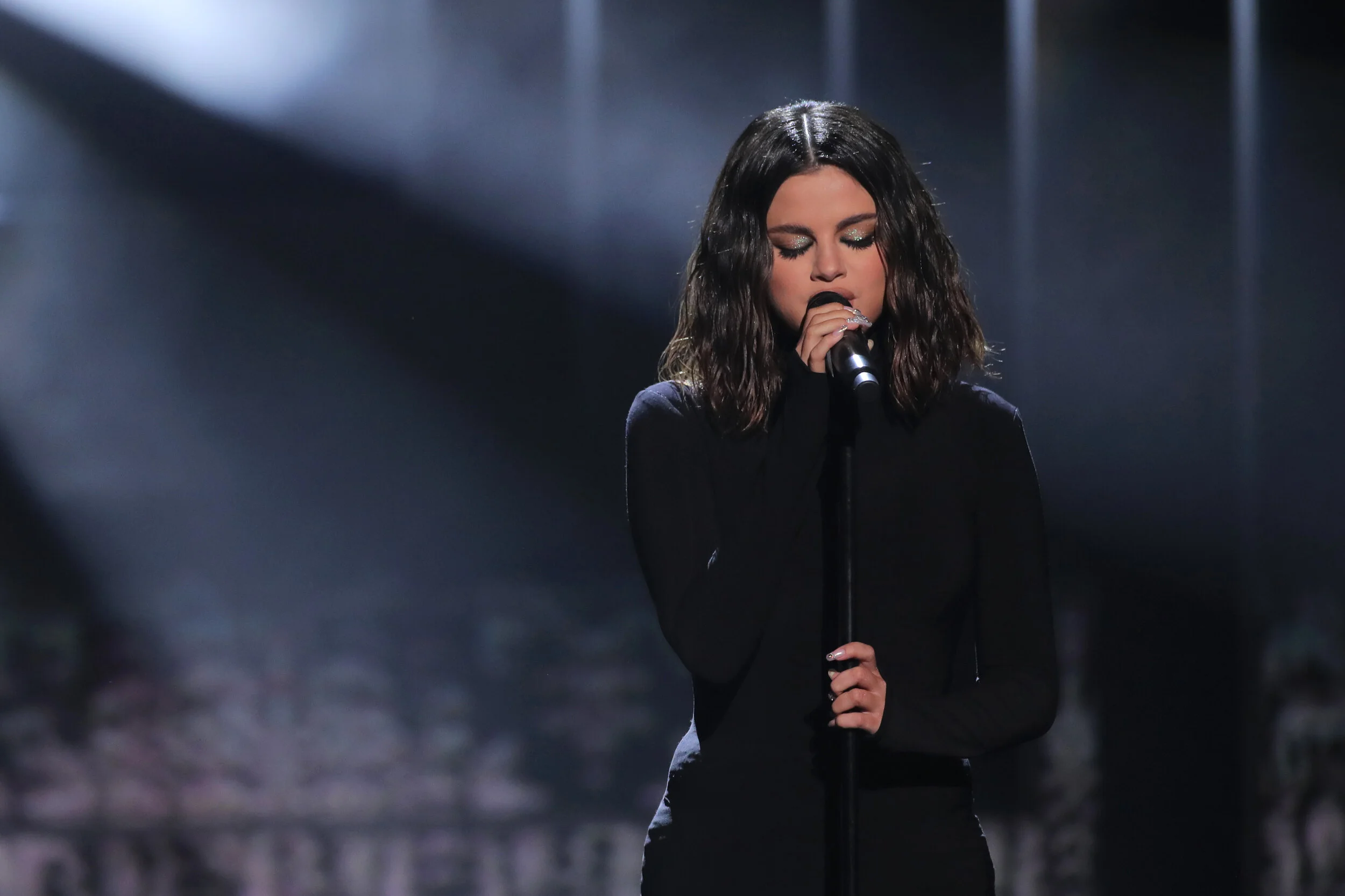 Selena Gomez literally sings off key in her chorus at the 2019 AMA's
