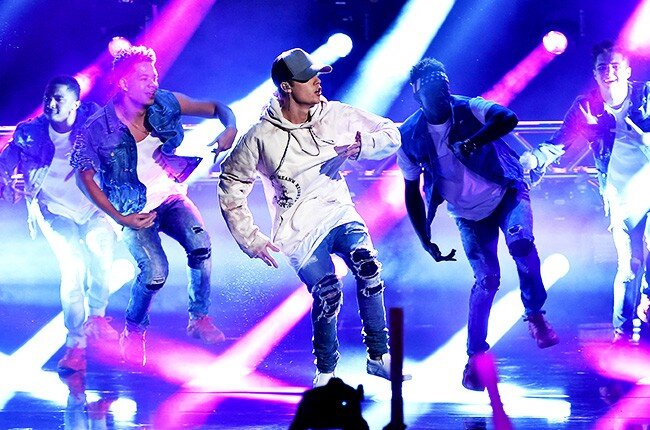 justin-bieber-ama-finale-performance-2015-billboard-650-compressed.jpg