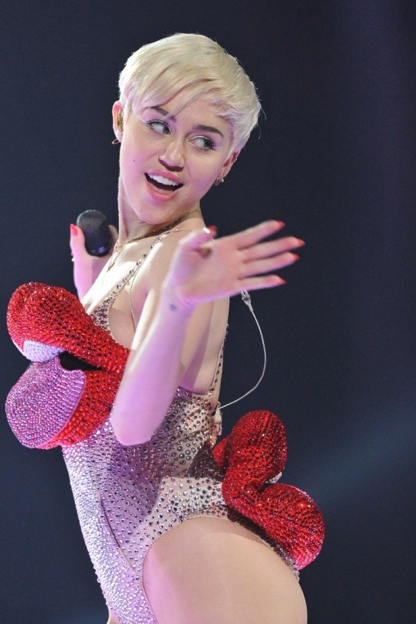 London-Bangerz-Tour-Miley-Cyrus-02-600x900.jpg