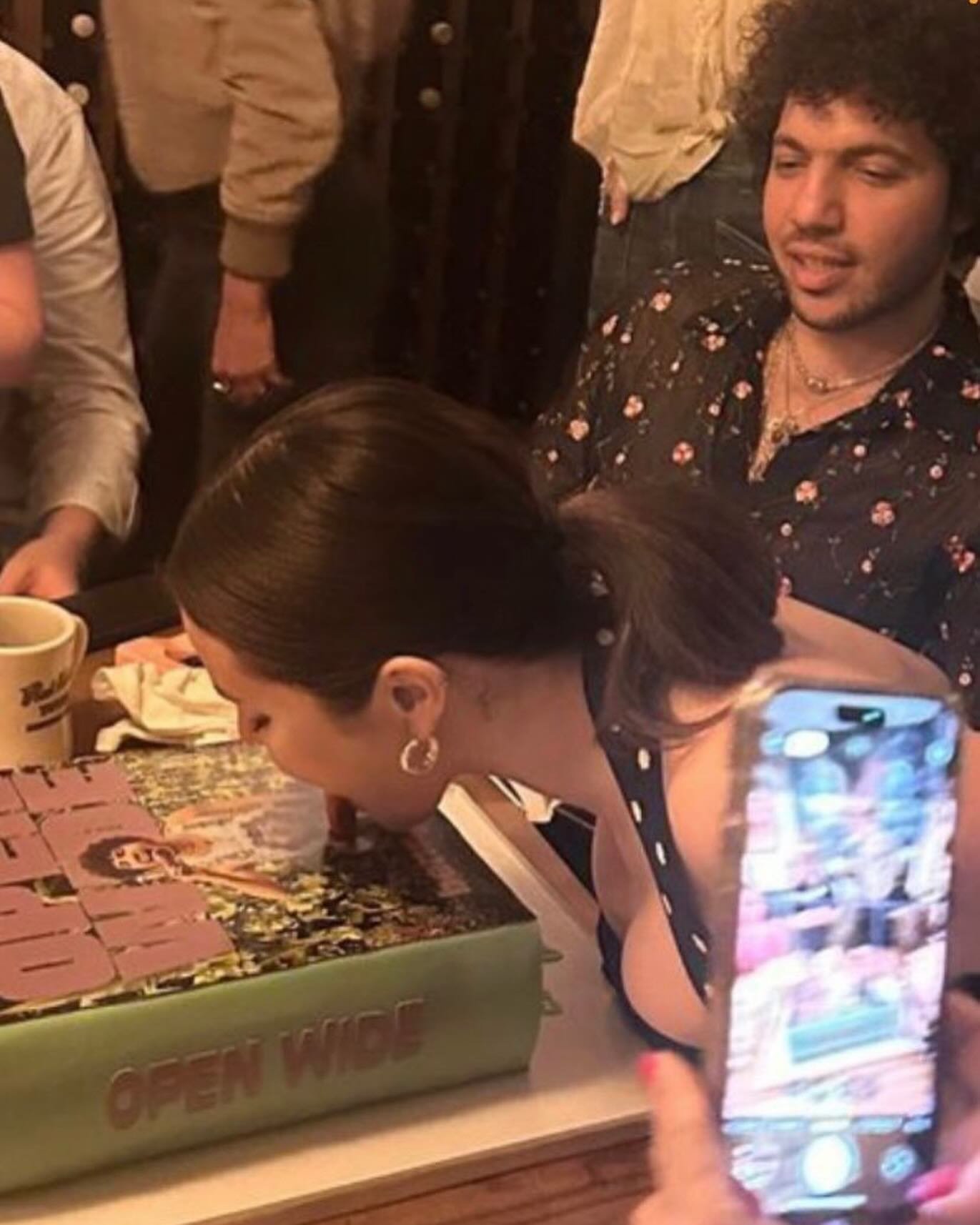 oh that&rsquo;s not&hellip; 

Selena Gomez licking boyfriend Benny Blanco&rsquo;s cake crotch to celebrate his new cooking book release. Benny looks rather uninterested in the shot&hellip; thoughts? #selenagomez #bennyblanco #selenaandbenny #popcultu
