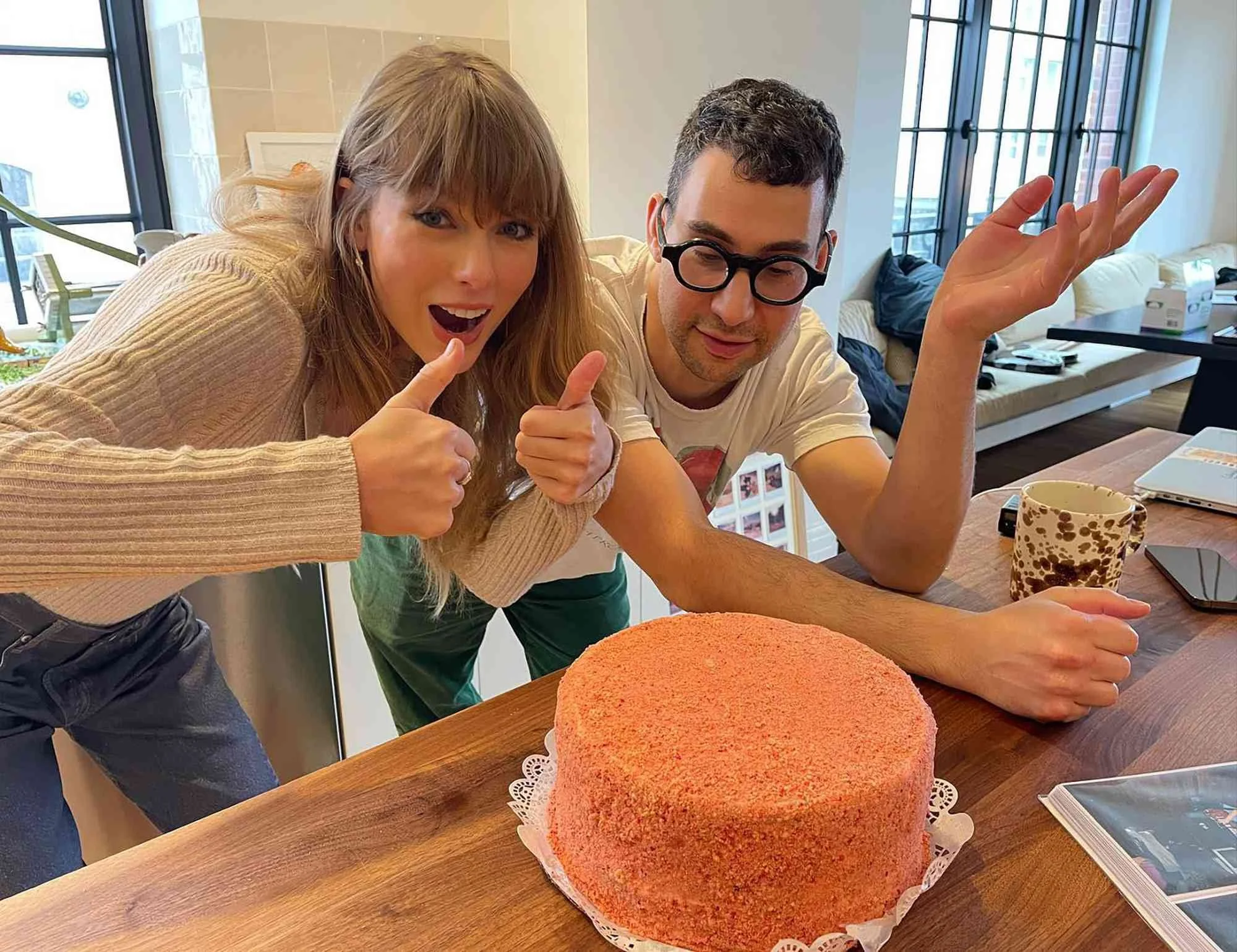 Taylor-Swift-Jack-Antonoff-102522-08-db6acf97484d4f8694f7a43d0f13a694.jpg
