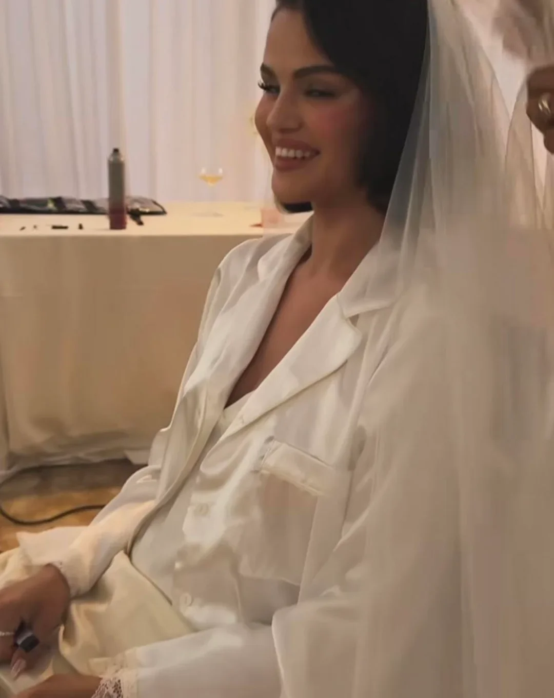 selena-is-holding-a-vape-at-her-wedding-i-cant-believe-v0-t5bfcgra2ntf1.webp