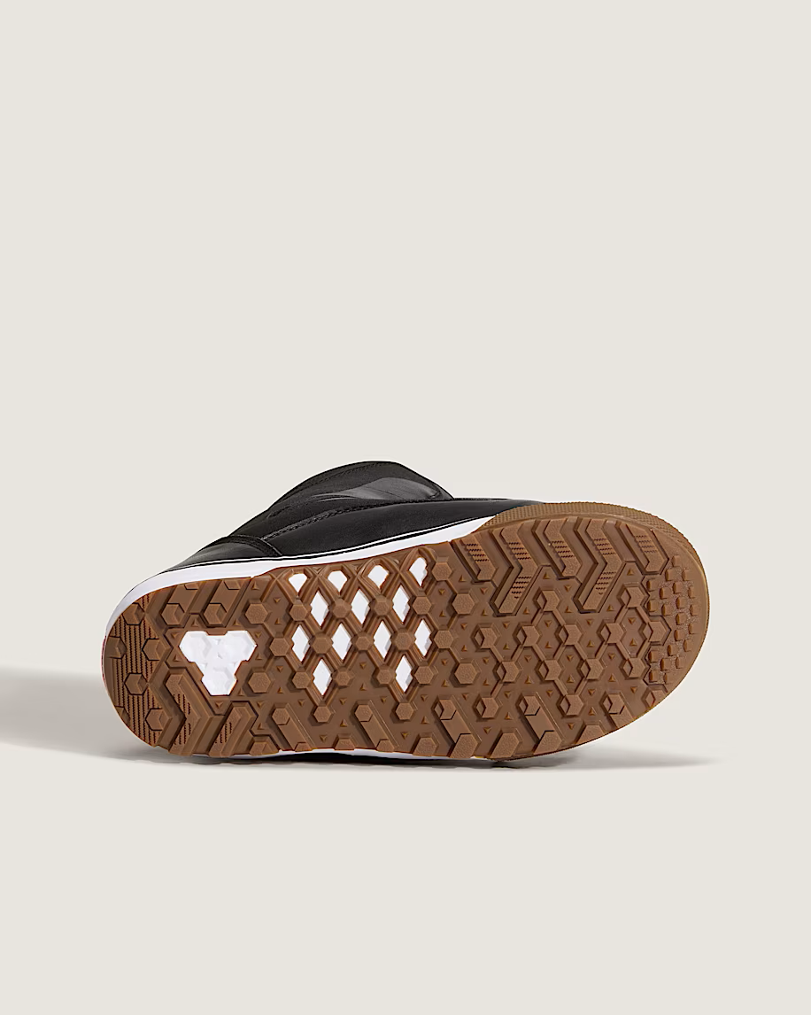 2526 AURA PRO black-white sole.png