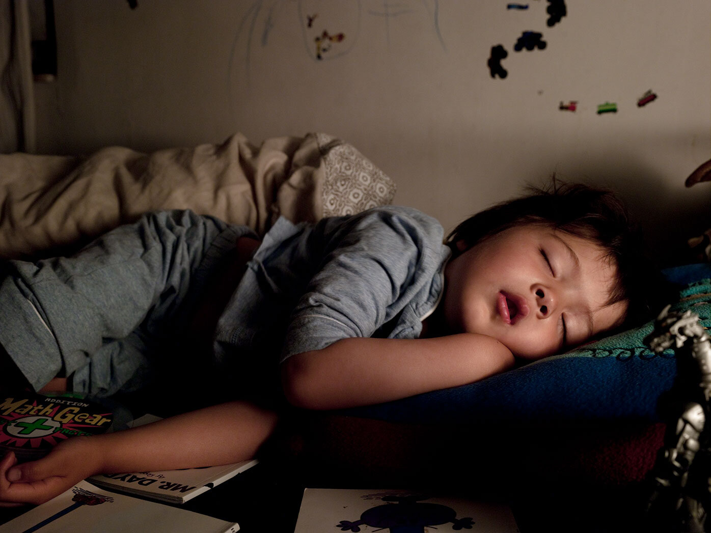 За стеной спят мальчики егэ проблемы. Спящий мальчик. Спящий ребенок. Спящий ребенок ночью.