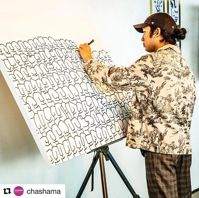 🙌 #Repost @chashama
・・・
Artist Brian Tan 🖌 Live Collaboration Painting 👨🏼&zwj;🎨 Throughout the night, Tan would take suggestions from Guests as to what he should outline on the canvas. Guests then participated in activating the canvas by colorin