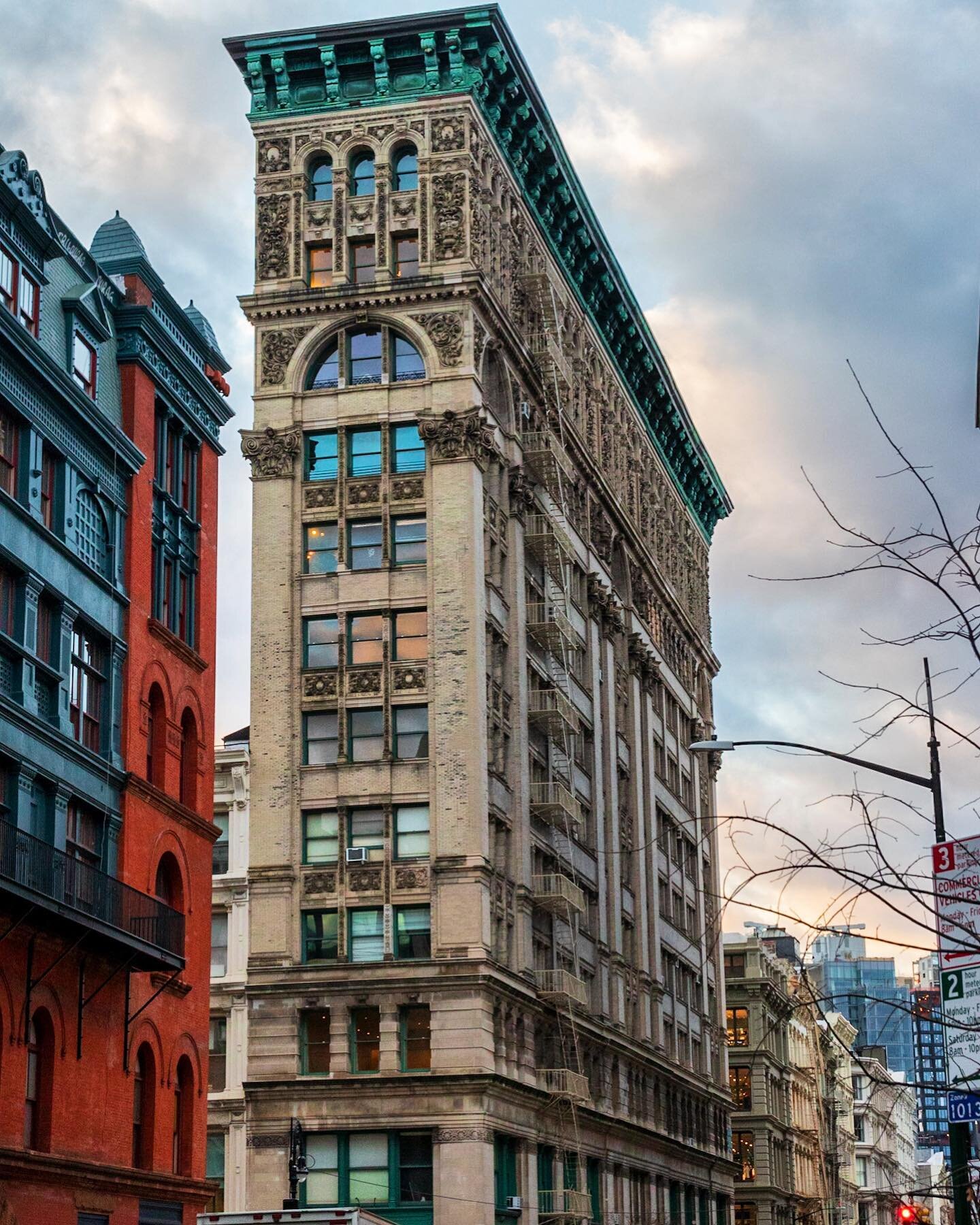 Your eyes aren&rsquo;t playing tricks on you, that  is simultaneously a very skinny and very wide building. Its located at the intersection of Broadway and Broome Street in Soho and was built in 1896. Normally, proportions like this wouldn&rsquo;t be