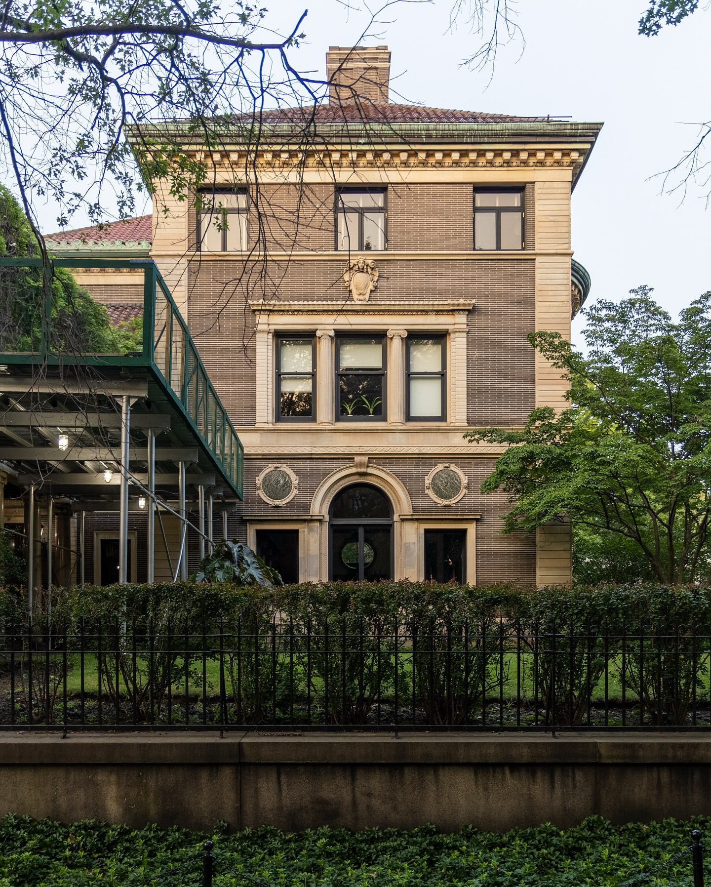 Last night marked the return of @gildedagehbo for its third season, so I thought it would be a fun idea to cover some Gilded Age mansions still standing in New York City for the next few Mondays. Our first mansion brings us to the Clinton Hill Neighb