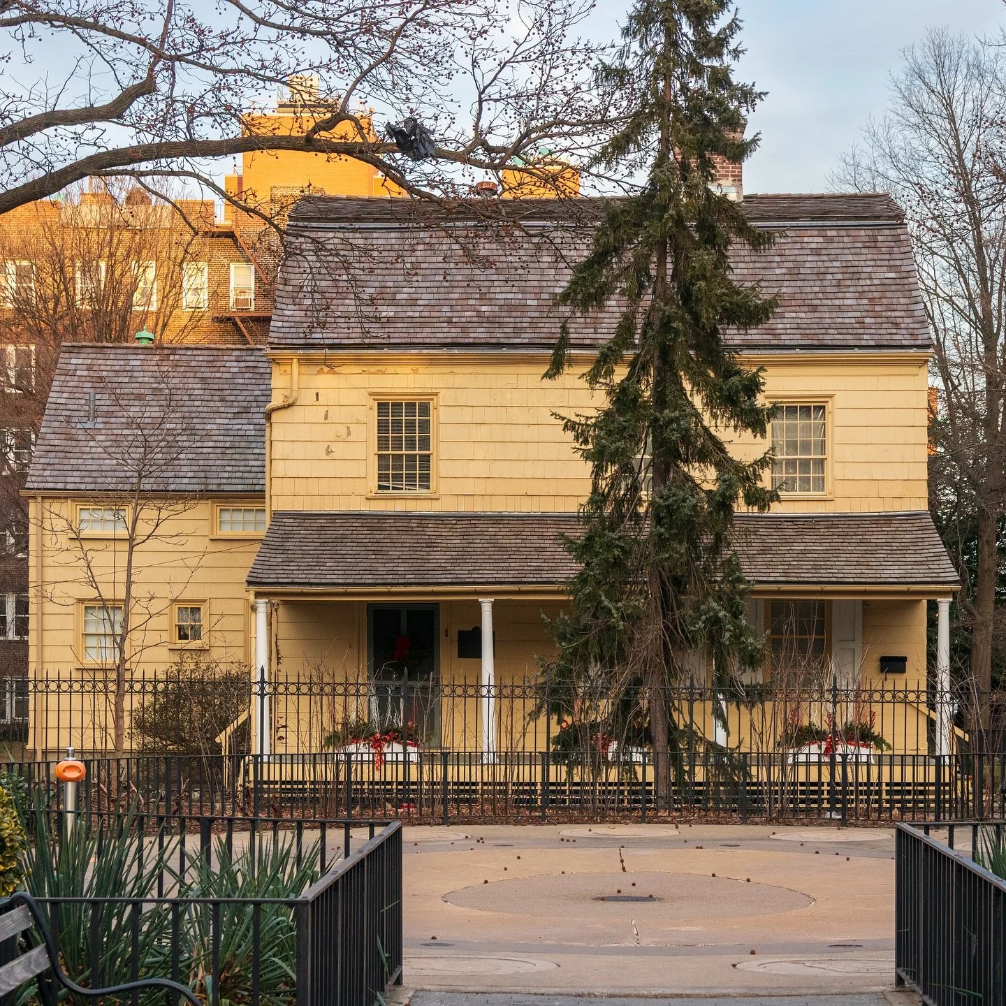 This is the Kingsland Homestead, it is the second oldest building in Flushing and the fifth building to be landmarked by the landmarks preservation commission. The home dates back to 1785 and was built by Captain Joseph King. King constructed the hou