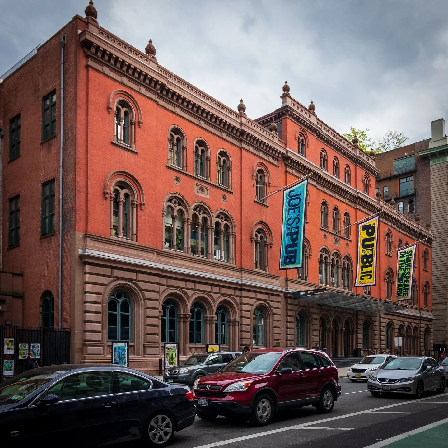 Located near Astor Place, the former Astor Library was built between 1849 and 1881 in various phases. It was the first free library in the city thanks to John Jacob Astor, one of the richest men in New York. It would go on to inspire other public bui