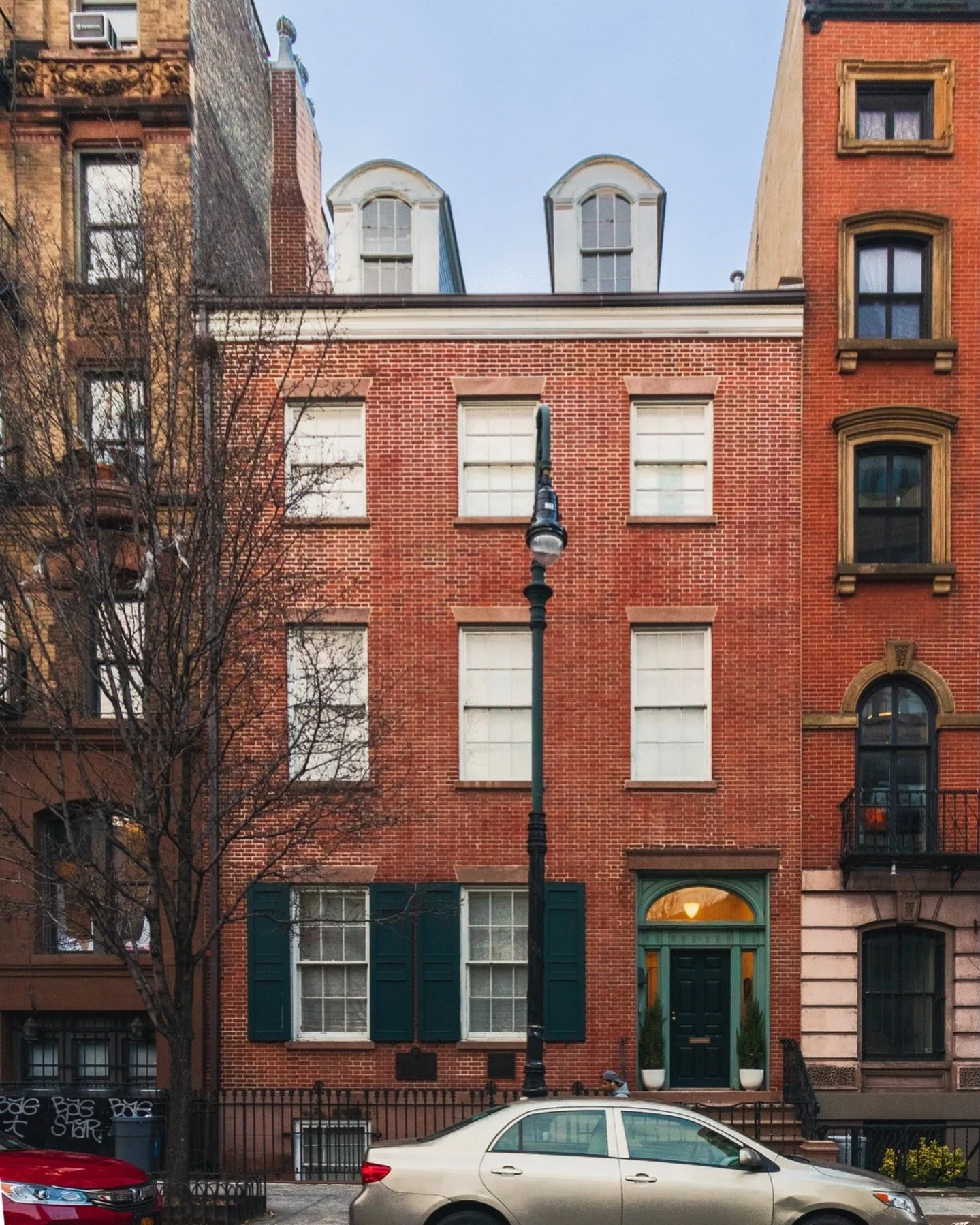 This little house packs a historical punch. Located at 21 Stuyvesant Street, it was built in 1804 by Peter Stuyvesant, the great-grandson of the director general of New Netherland. The house is located on the site of the old Stuyvesant Family farm wh