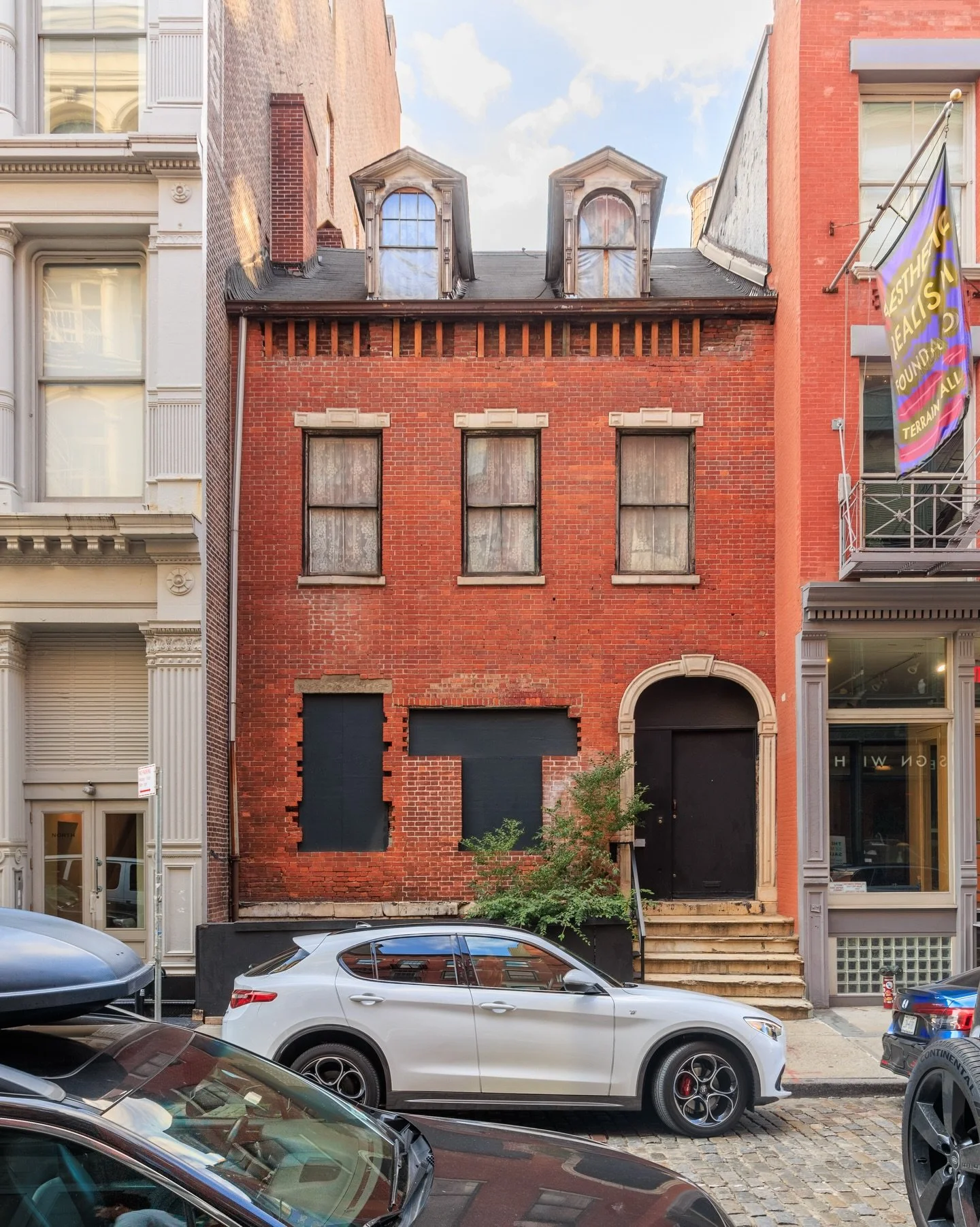 I have always been fascinated by this small 1825 home on Greene Street. It&rsquo;s completely dwarfed by the cast iron buildings around it and yet it has lasted over 200 years. Right off the bat, I know what you&rsquo;re thinking, it looks abandoned.