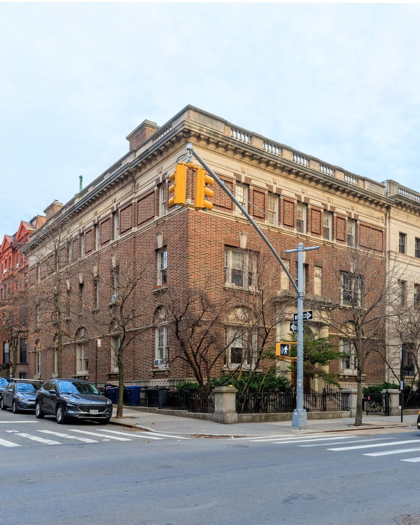 Imagine if you had the money to own an entire mansion like this one in Brooklyn? If some of you reading this can do that, I do have a Patreon and your support is much appreciated. Anyway, this building at 101 8th Avenue in Brooklyn was the home of Jo