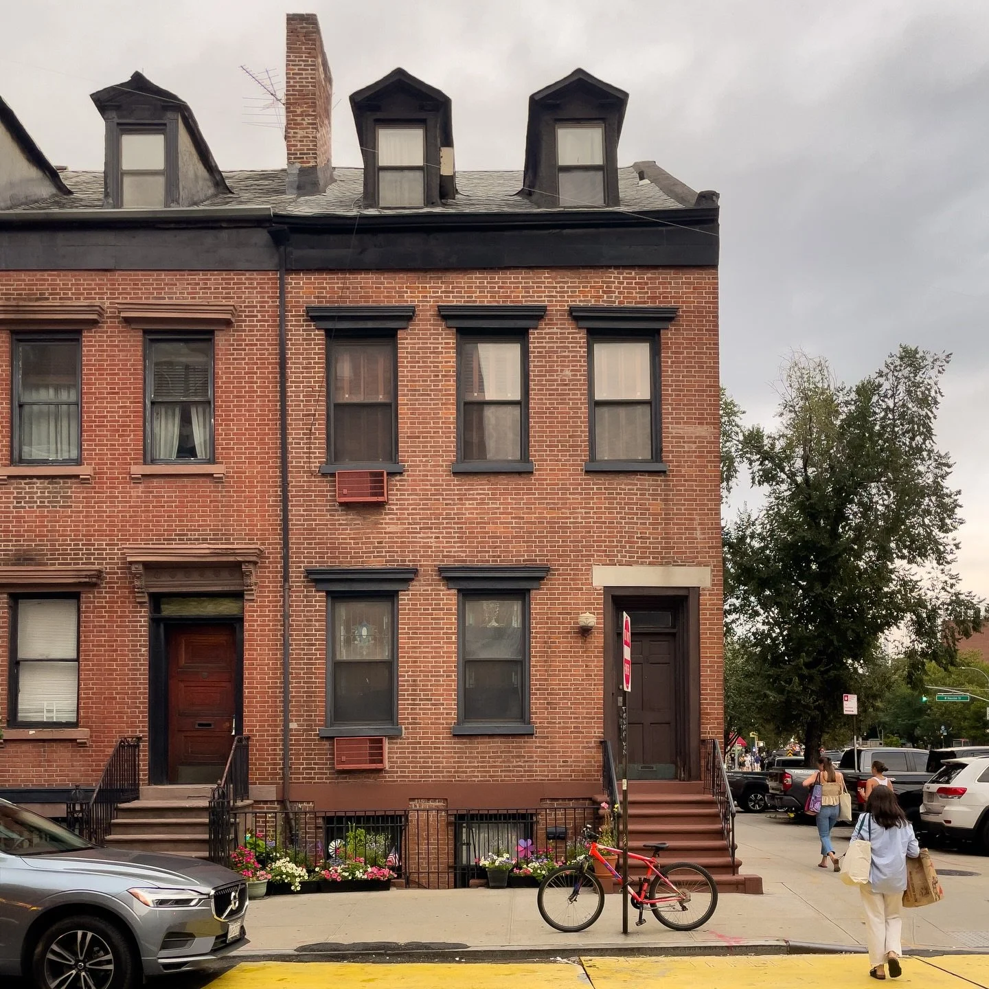 The three blocks from King Street to Vandam Street west of 6th Avenue form a small, unique historic district. The creatively named Charlton-King-Vandam Historic District has a long and storied history. In the 1700s, it was home to a large estate call