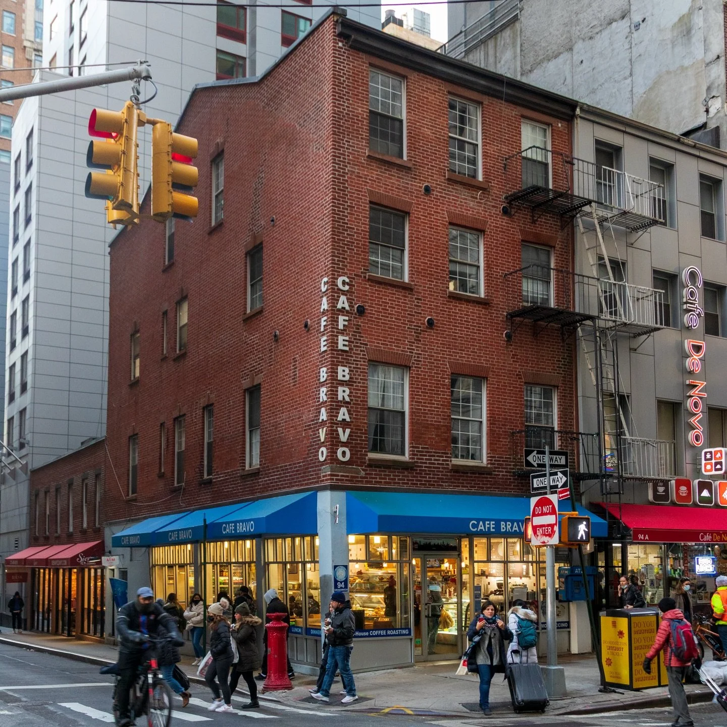 This building is one of the few pre-19th-century buildings left in Lower Manhattan. Construction began on 94 Greenwich Street in 1799 and wrapped up a few months later. It was owned by August Hicks Lawrence as an investment property. Hicks was a foun