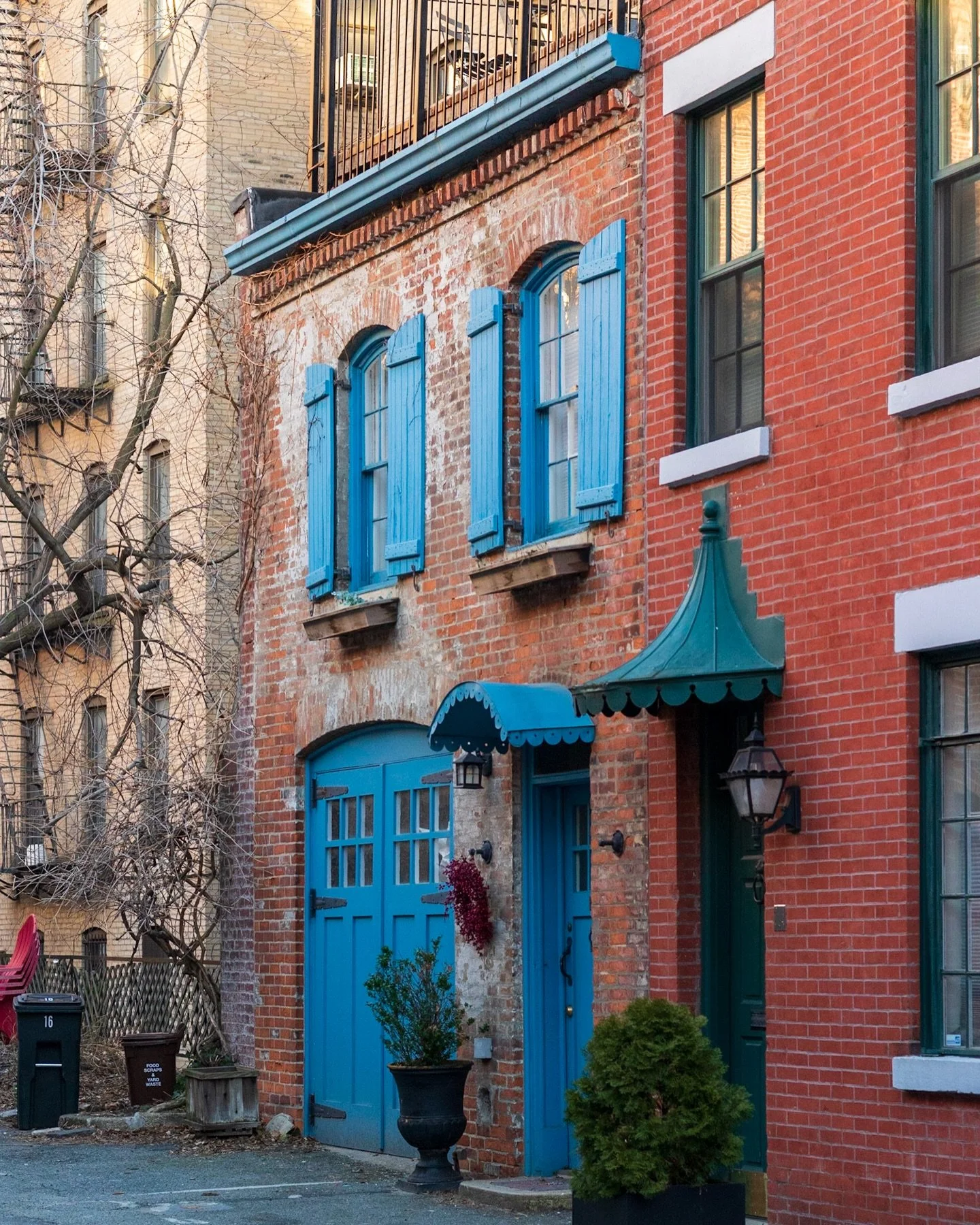 One of the best aspects of Brooklyn Heights is its charming little side streets. Houses such as this one at 16 Hunts Lane feel like they&rsquo;re from a completely different city. You can find a handful of these streets in the neighborhood like Colle