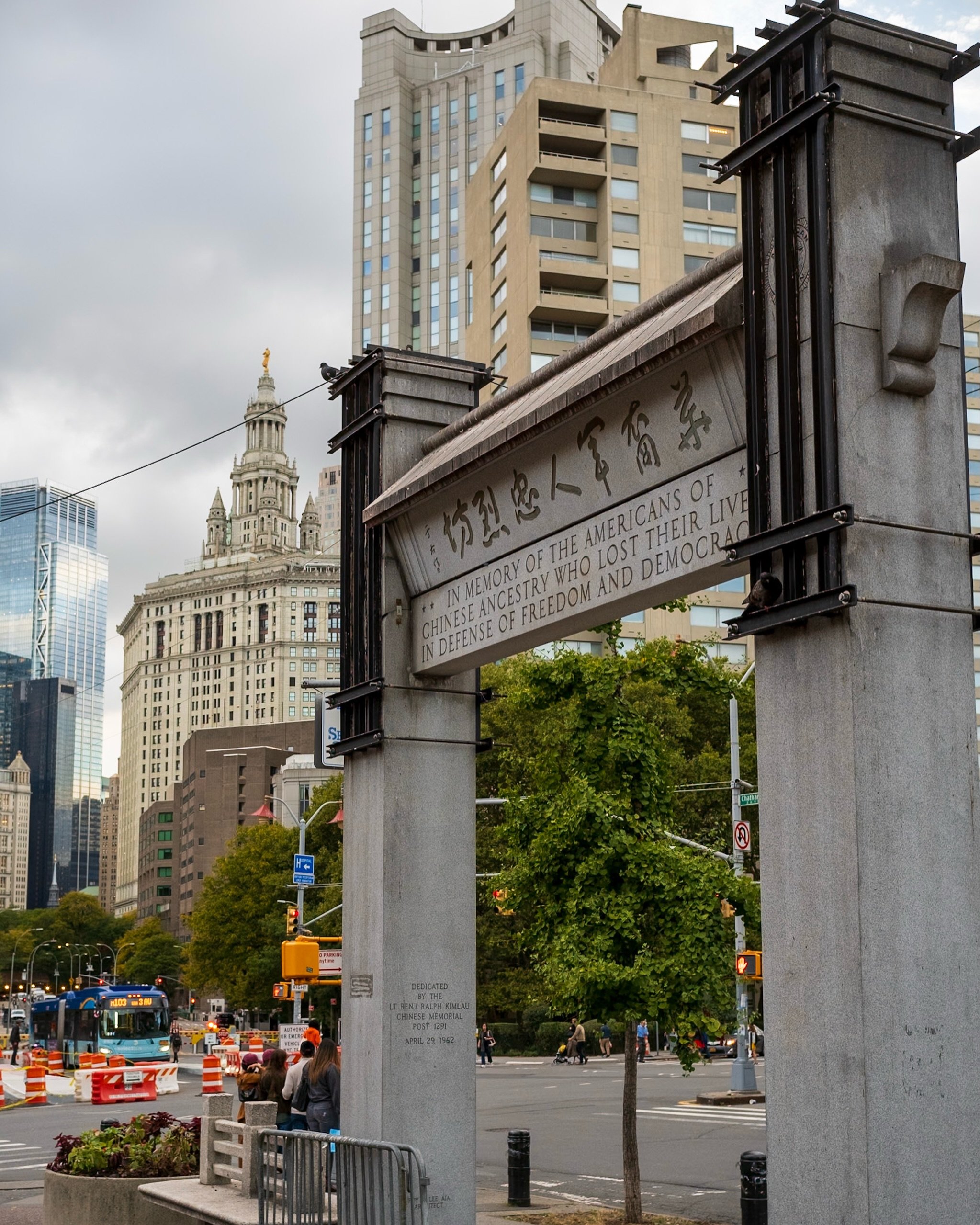 Just a few blocks south of the Manhattan Bridge is an easy-to-miss memorial. This is the Kimlau War Memorial, which is dedicated to the Chinese Americans who served in the armed forces during the Second World War. Benjamin Ralph Kimlau was a bomber p