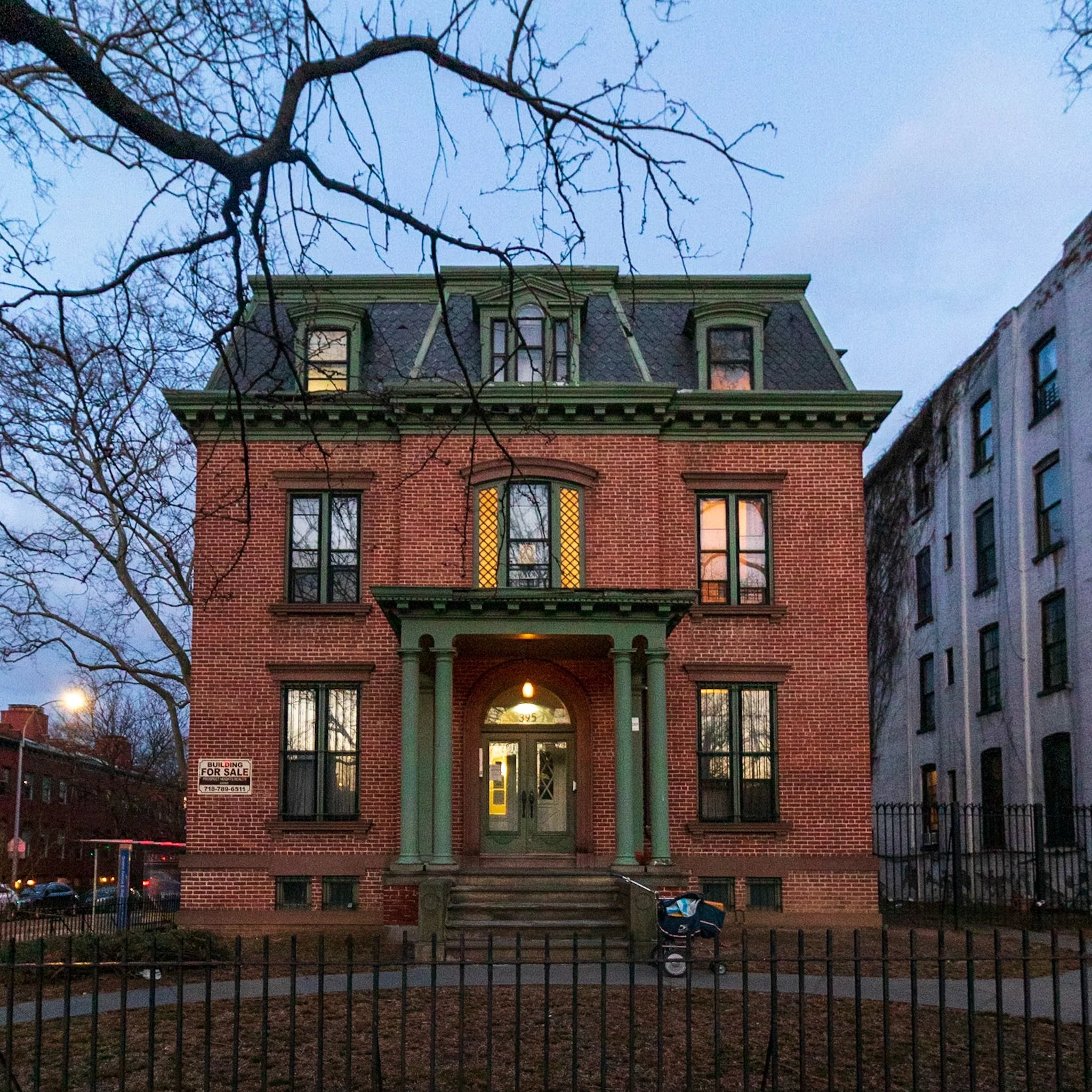 One of my favorite semi-random facts about New York is how it was a piano-making powerhouse at the turn of the 20th century.  Companies like Steinway, Sohmer, and Smith all had factories in New York churning out millions of pianos. This house in Clin