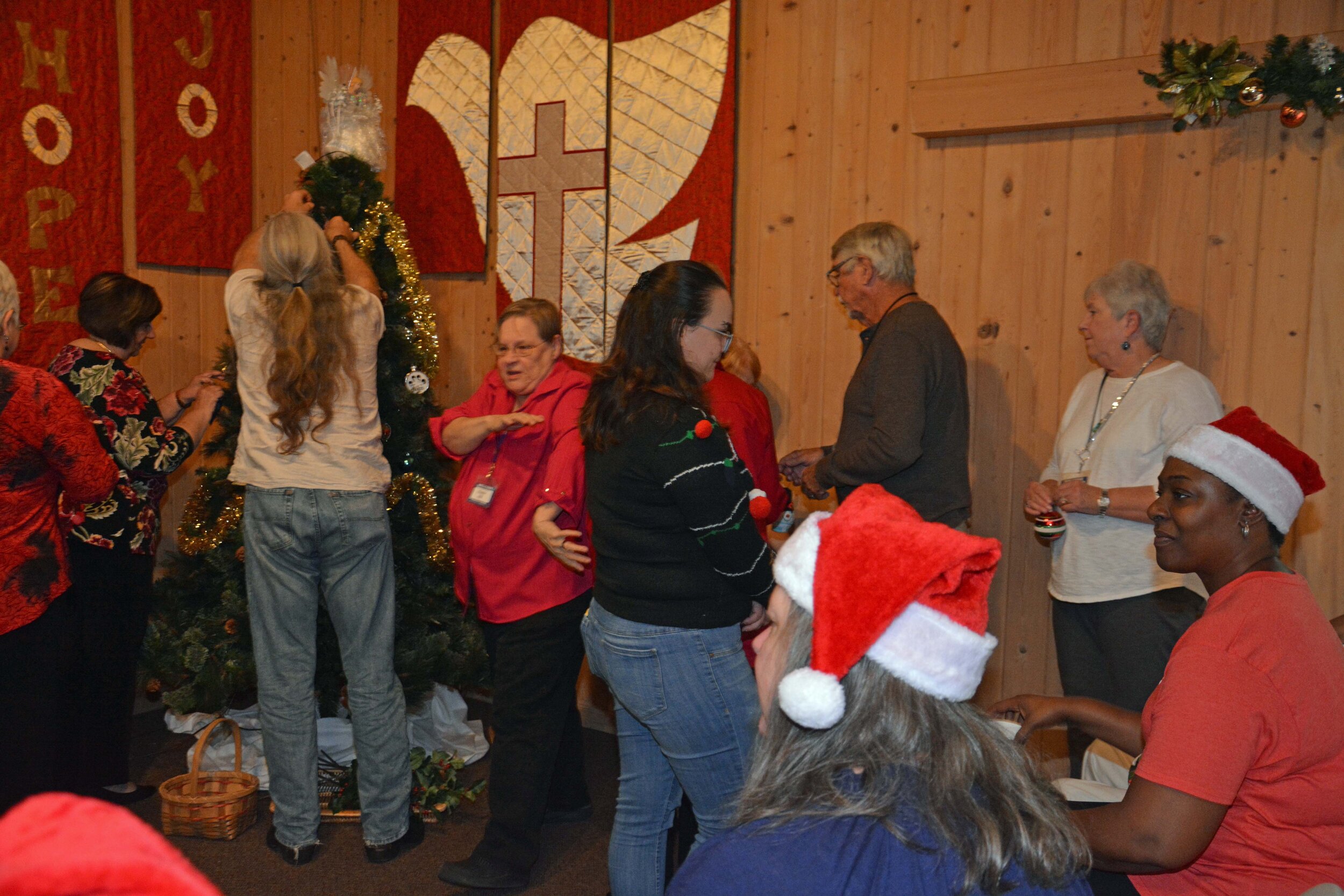 DSC_0397 Hanging decorations UTC 12_2019.jpg