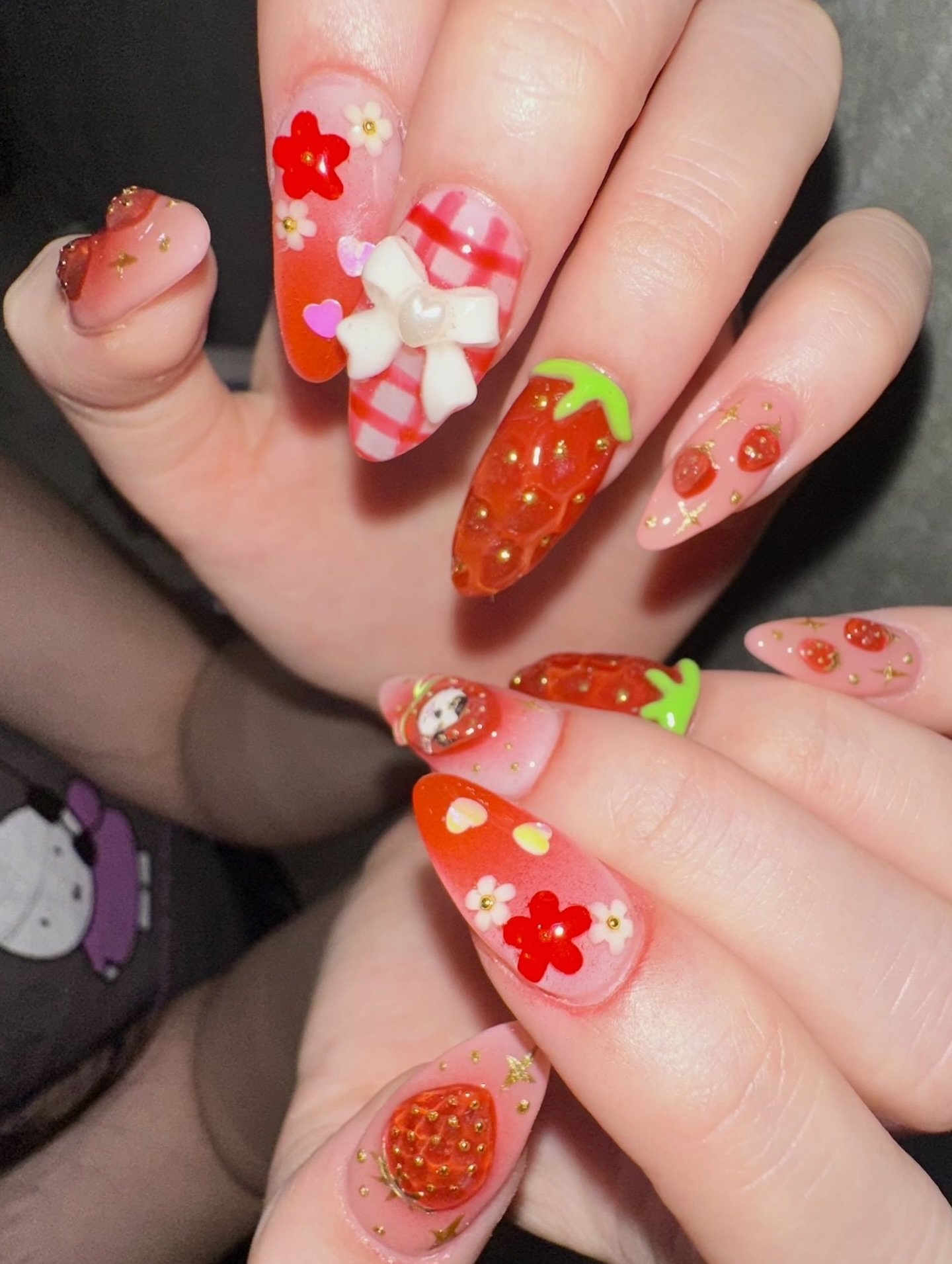 Tokyo nail salon 🍓🐈&zwj;⬛ #strawberrynails 
@mami_topcoat #tokyonailsalon #japanesenails #shibuyanailsalon #shimokitazawa